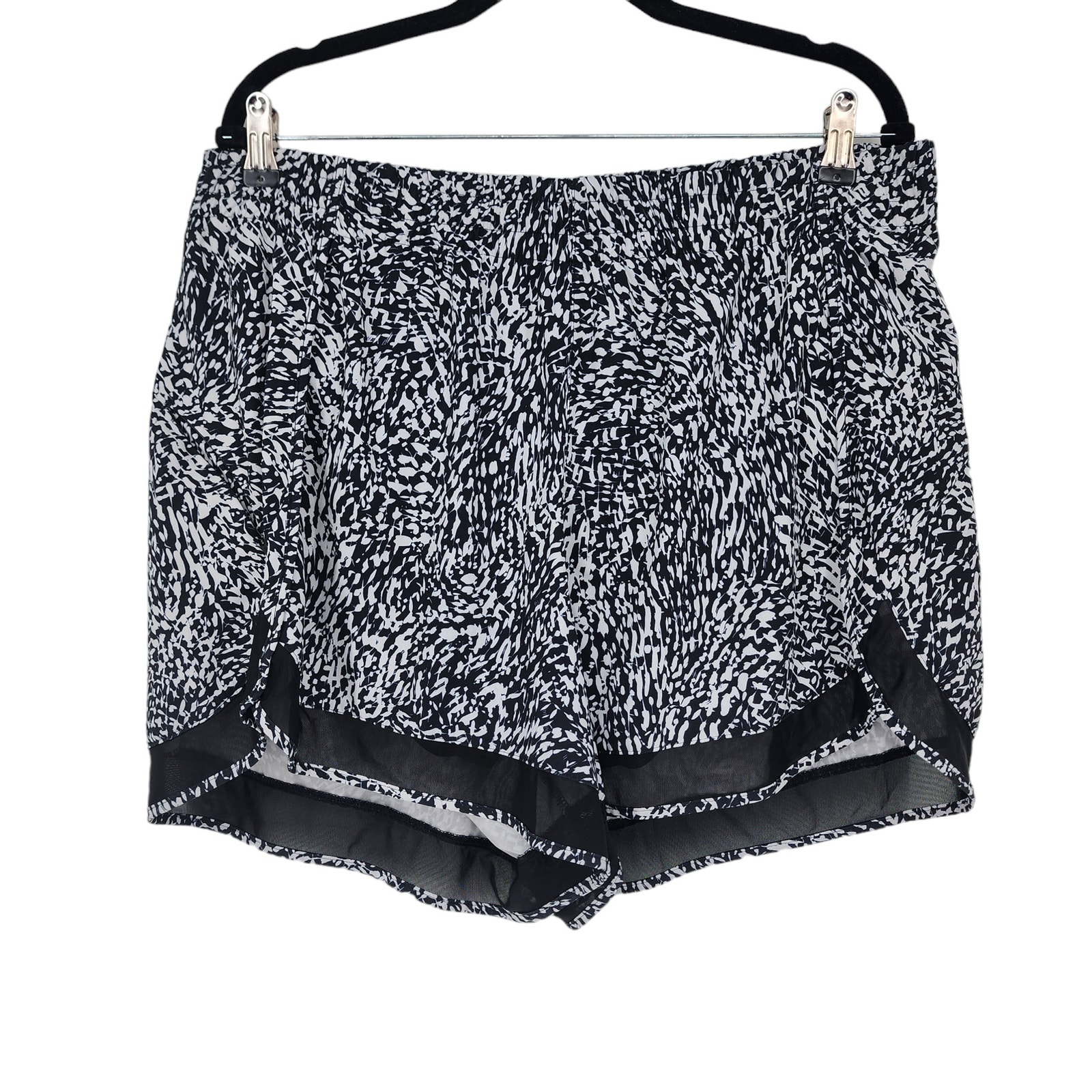 Athleta Mesh Racer Run Black and White Stretch Mid Rise Shorts 4 Size 1X