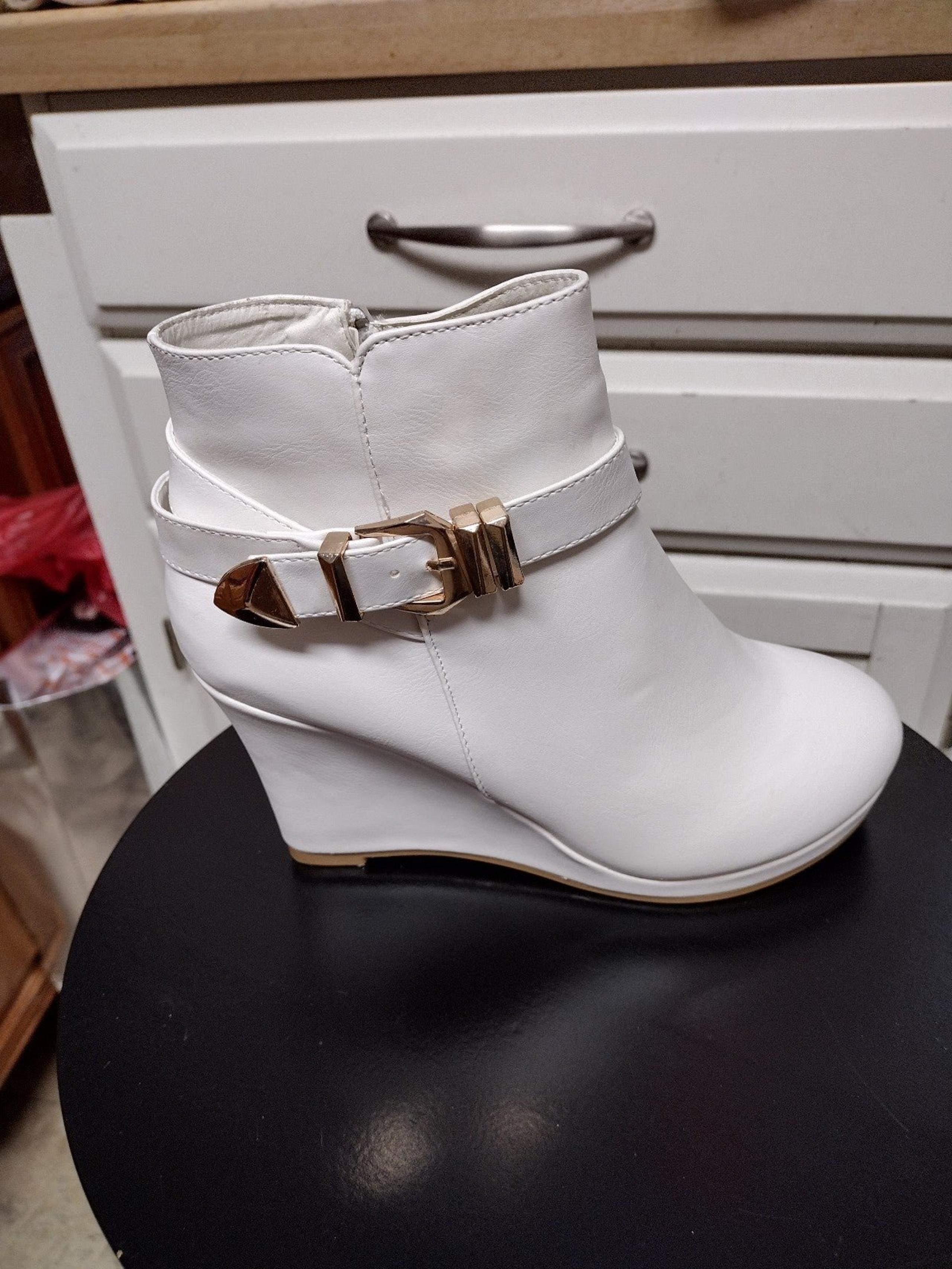 New Women's forever Norita-15 ankle bootie white size 5