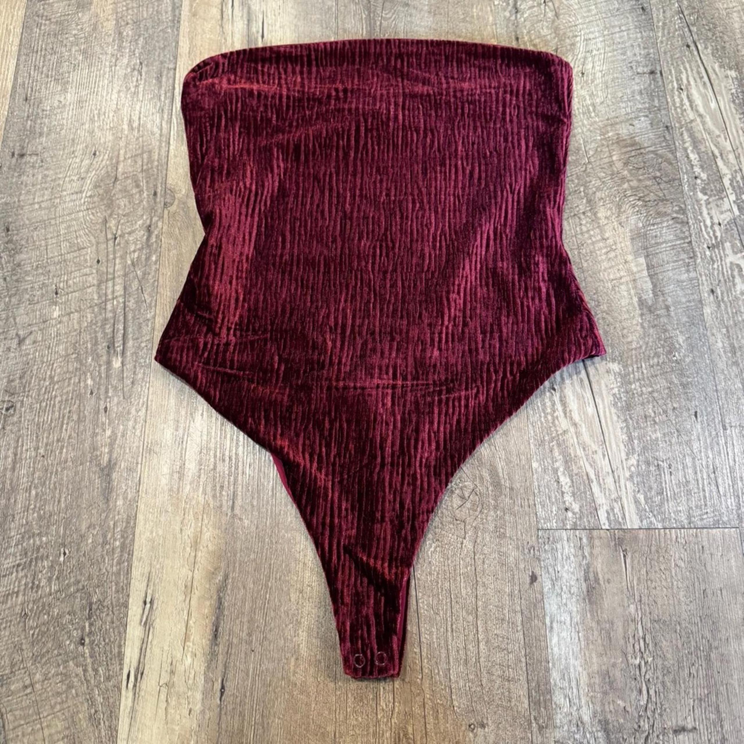 NWOT Nordstrom Naked Wardrobe Burgundy Red Velvet Strapless Bodysuit Small Top