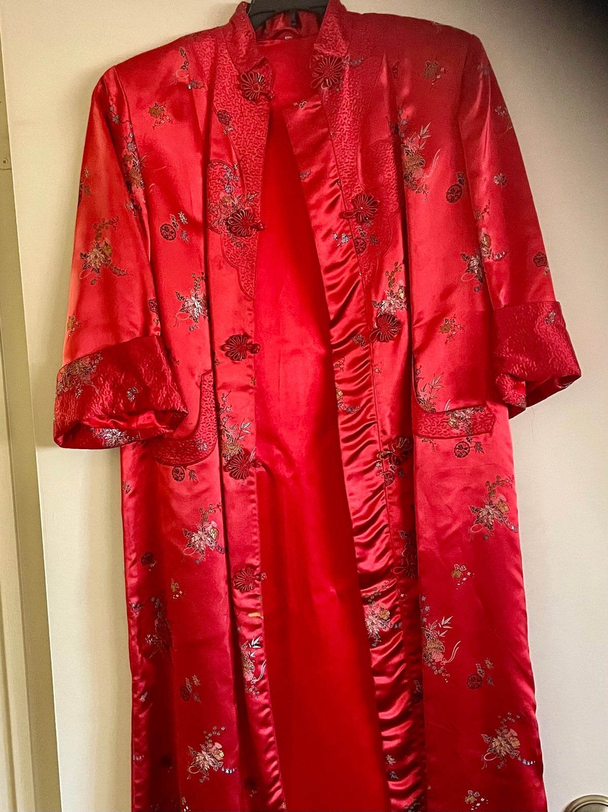 Japanese overcoat with three-quarter sleeves. The length is to the mid calf.