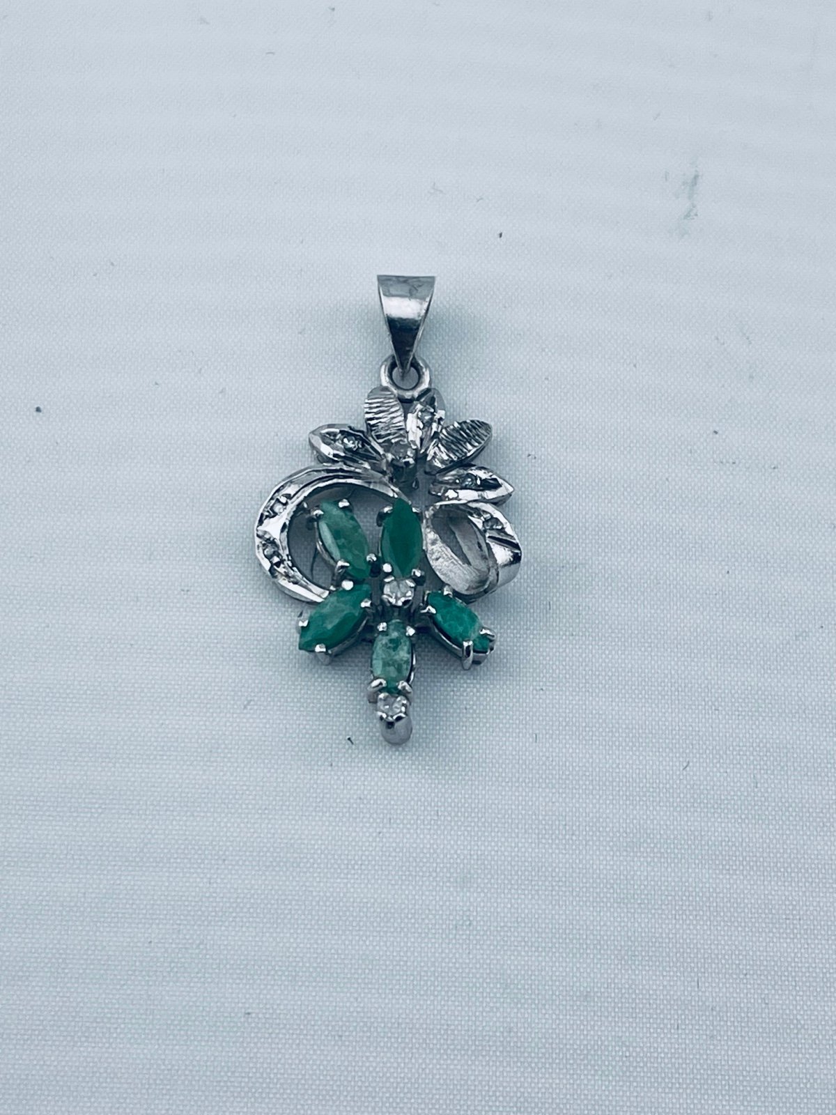 Antique Art nuvo, diamond and Emerald pendant 14kt white gold