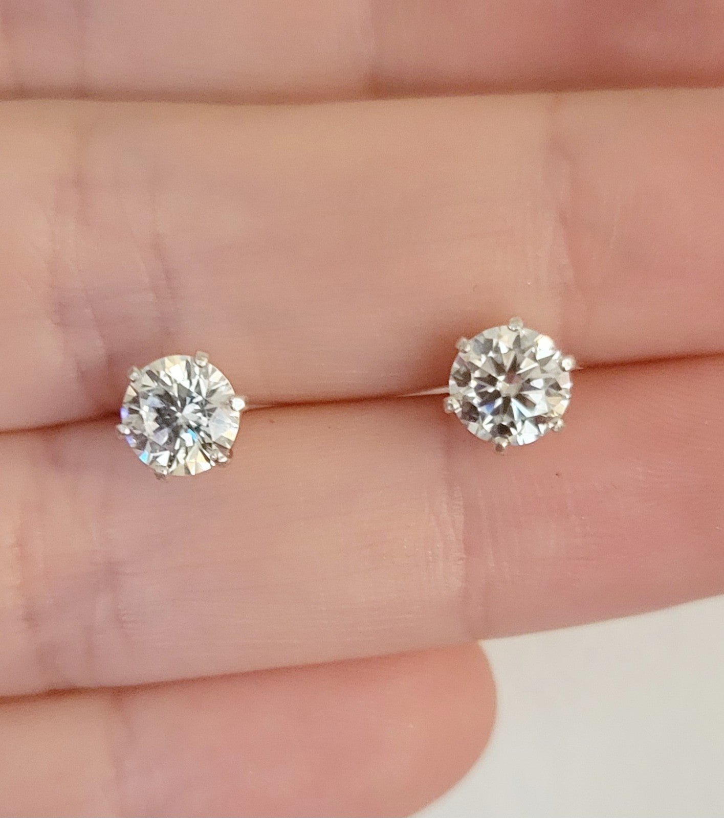 New 2ct Beautiful Moissanite Stud Earrings