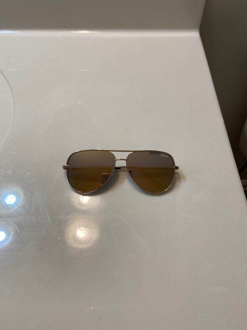 NWT Quay x Desi High Key Gold