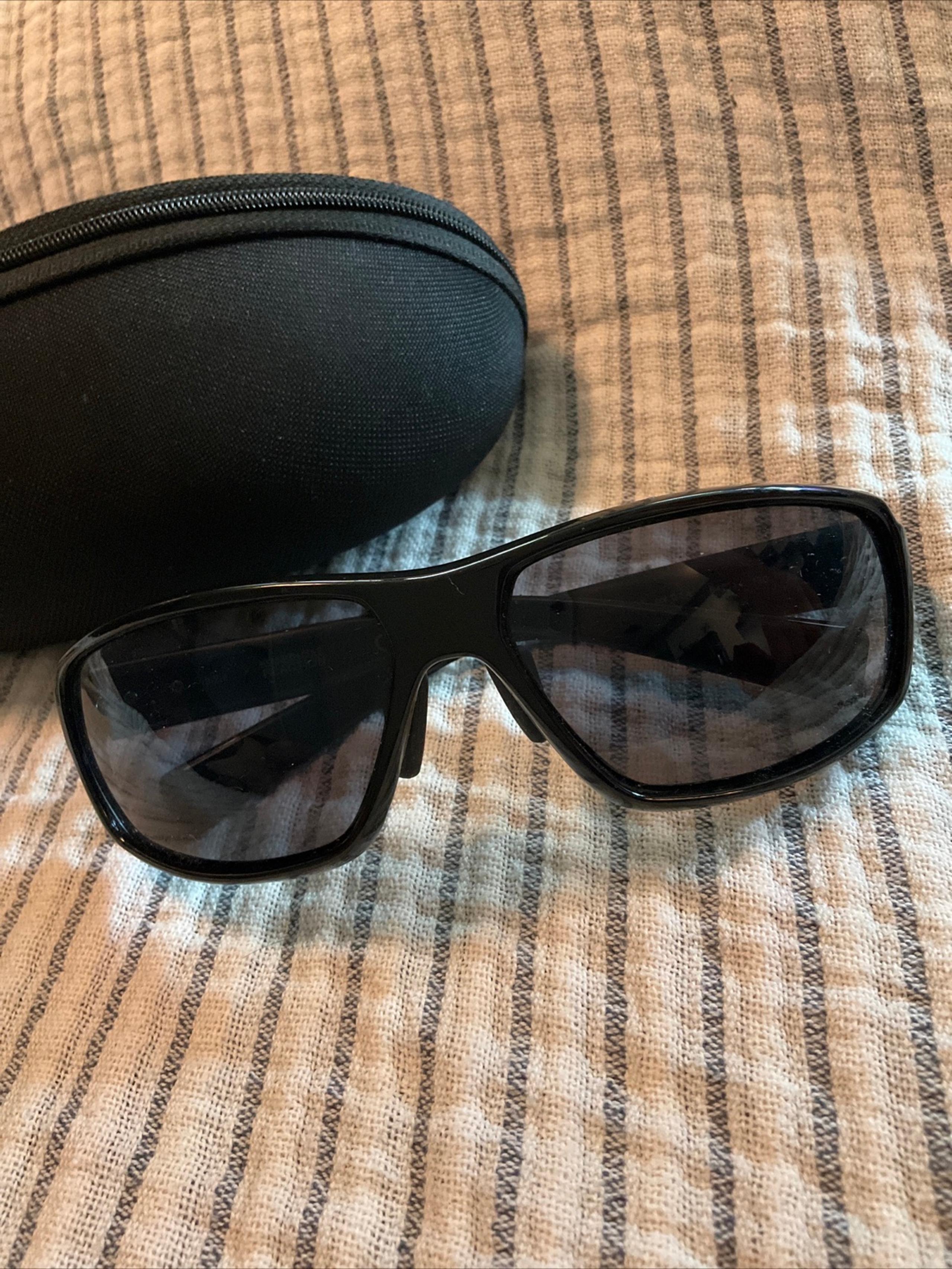 Kenneth Cole Reaction Sunglasses Kc1224 Mens Black W Chums Zippered Case