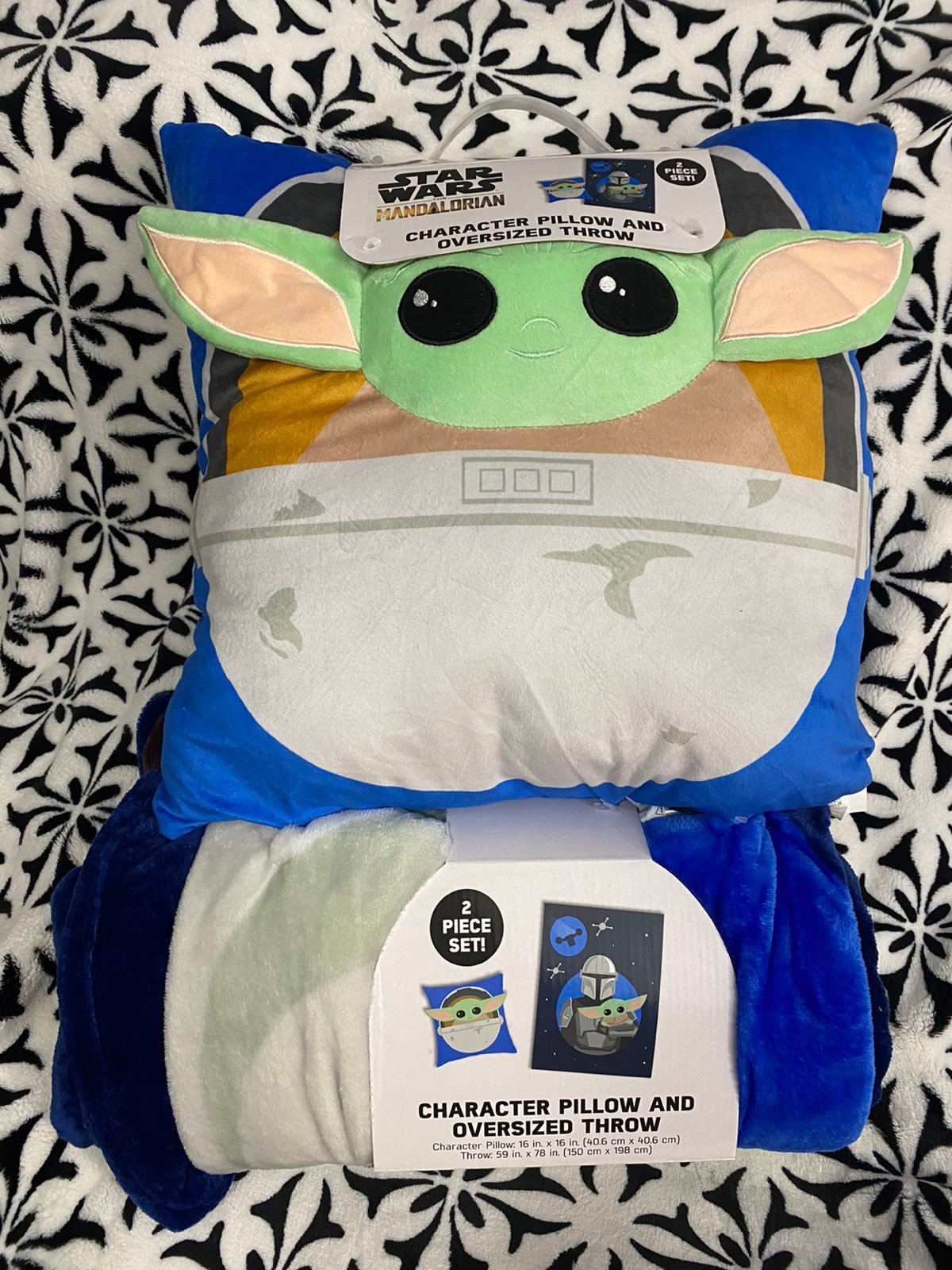Disney Star Wars The Mandalorian Child Character Pillow And Oversized Throw.