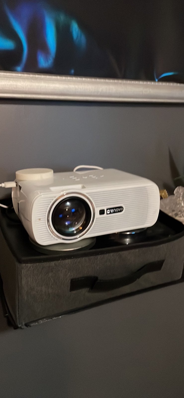 Crenova movie projector