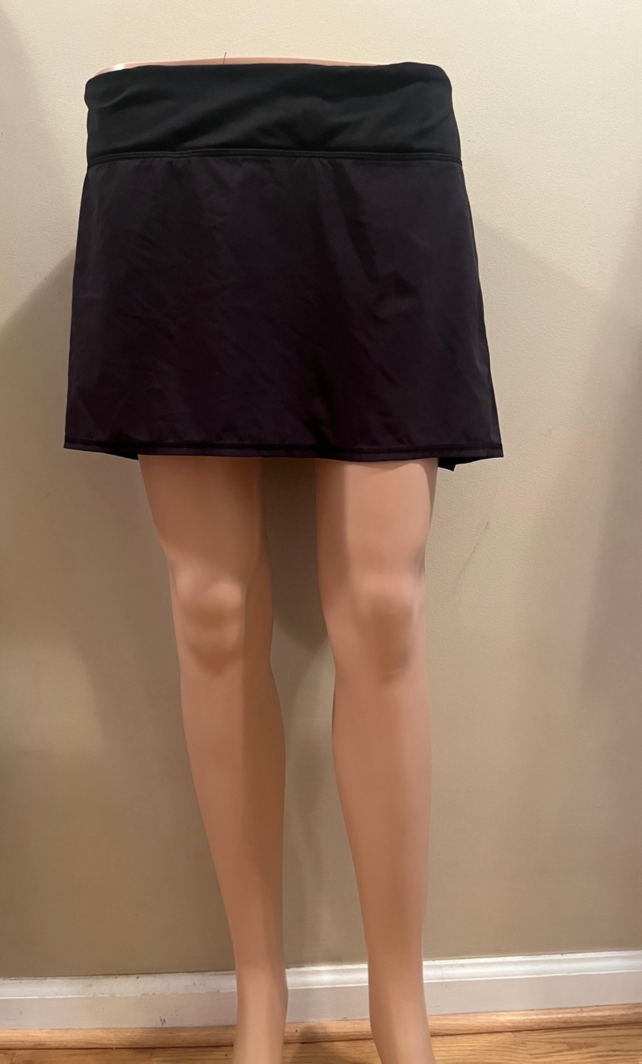 Women’s Lululemon athletic skirt with shorts built in. - lululemon athletica