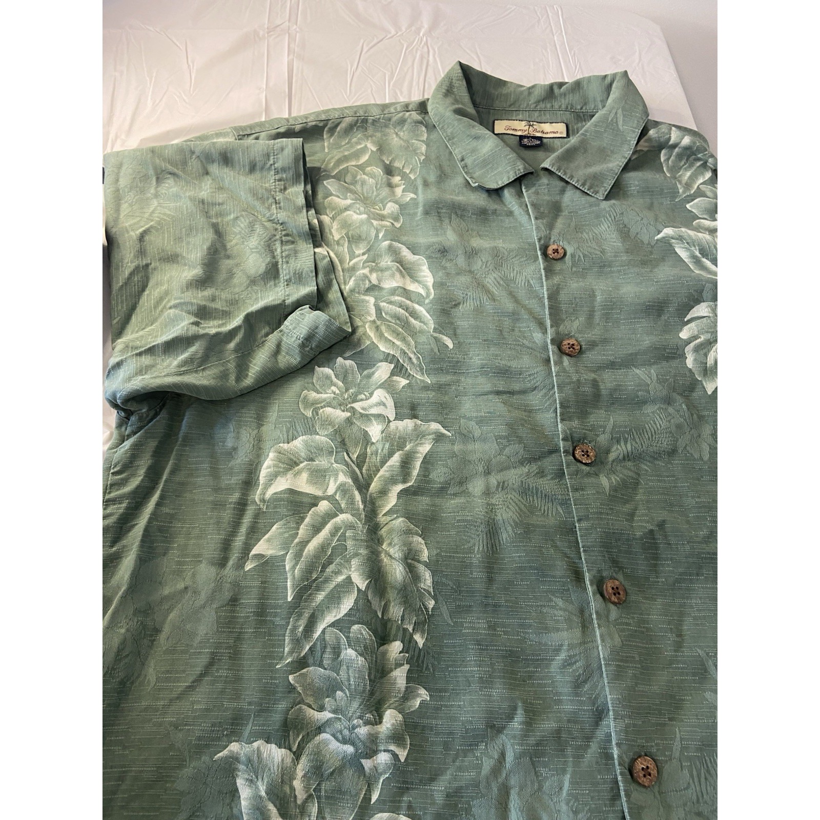 Tommy Bahama 100% Silk Green Tropical Button- Down Shirt-Size L-Very Nice