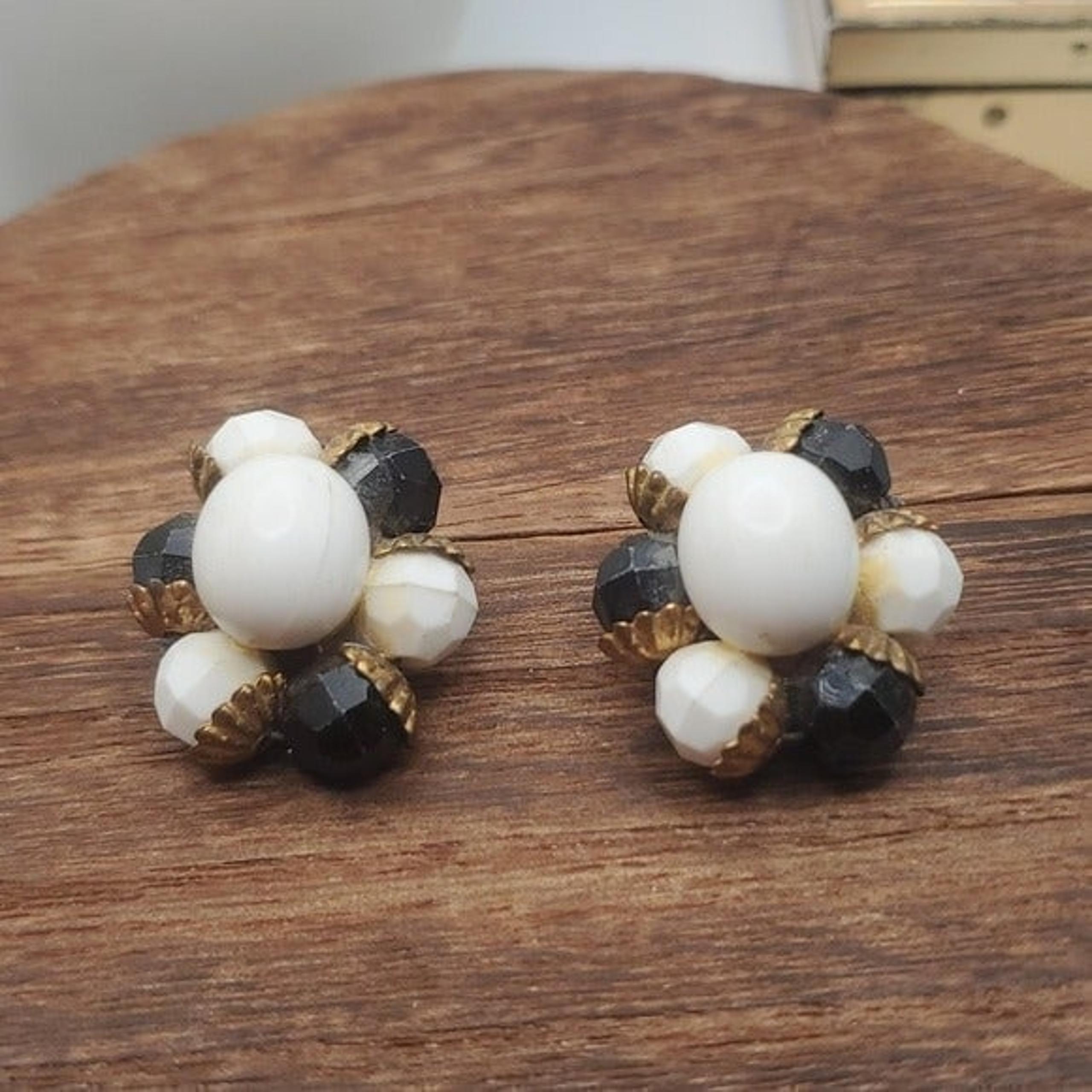 Classy elegance lady of the 80s vintage earrings puffy clip on E261