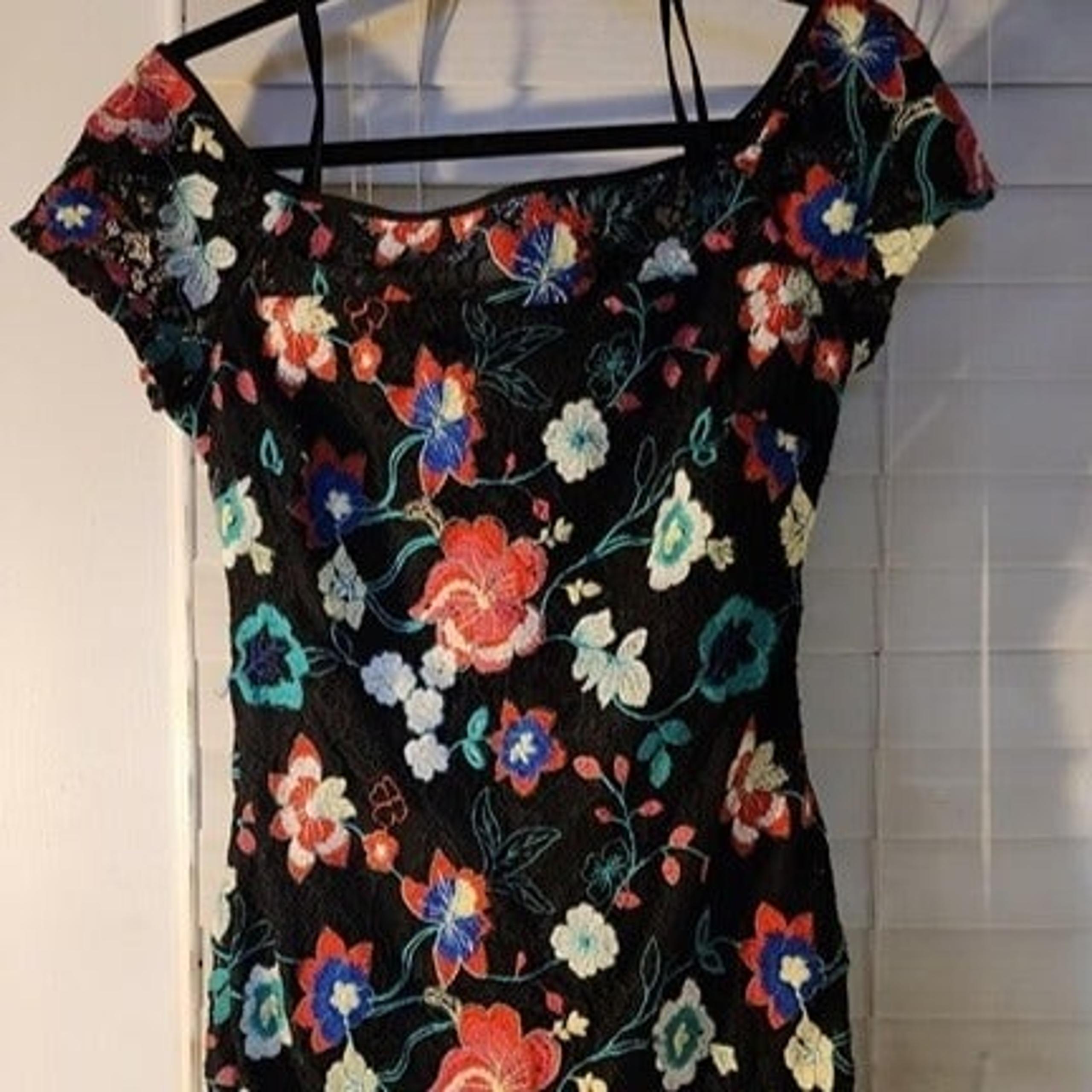 Size 8: Guess Flower Short Dress