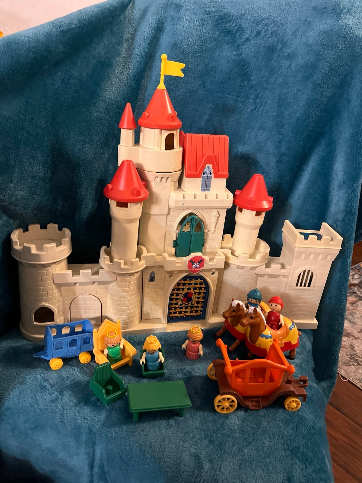 Vintage Spectra Castle #9090 Play Toy 1991 With Figures horses and accessories