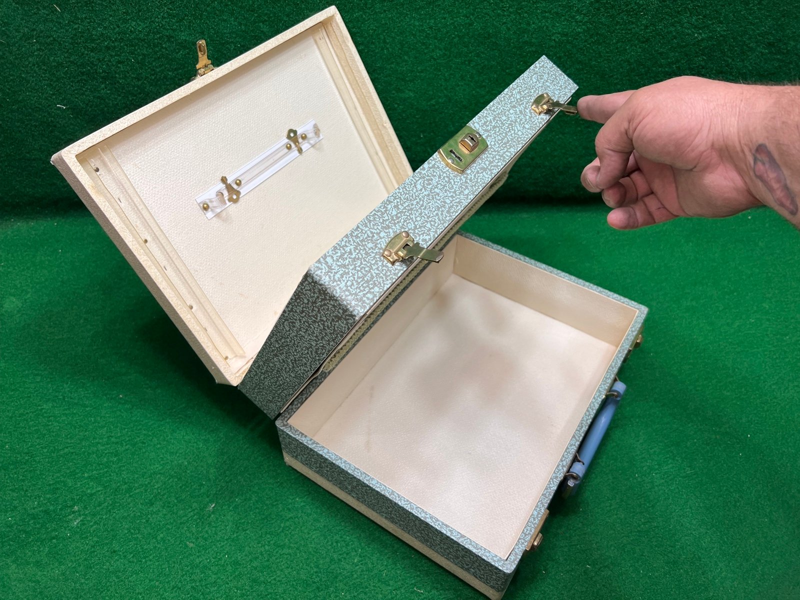 Vintage 4 tier Travel jewelry box Great Condition with locks and keys