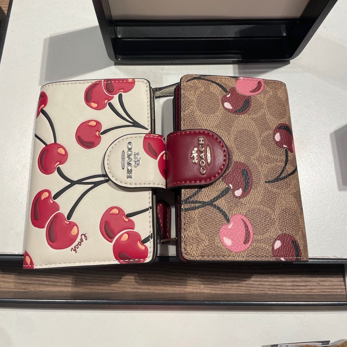 NWT！COACH MEDIUM CORNER ZIP WALLET WITH CHERRY PRINT（COACH