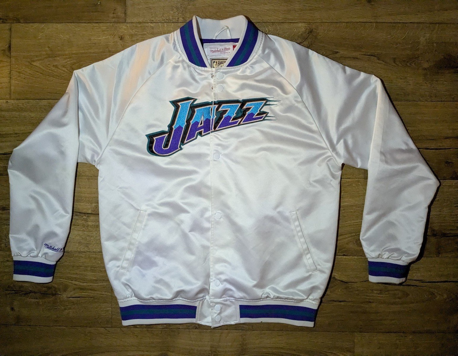 Mitchell & Ness White NBA Utah Jazz Lightweight Satin Jacket Size Large