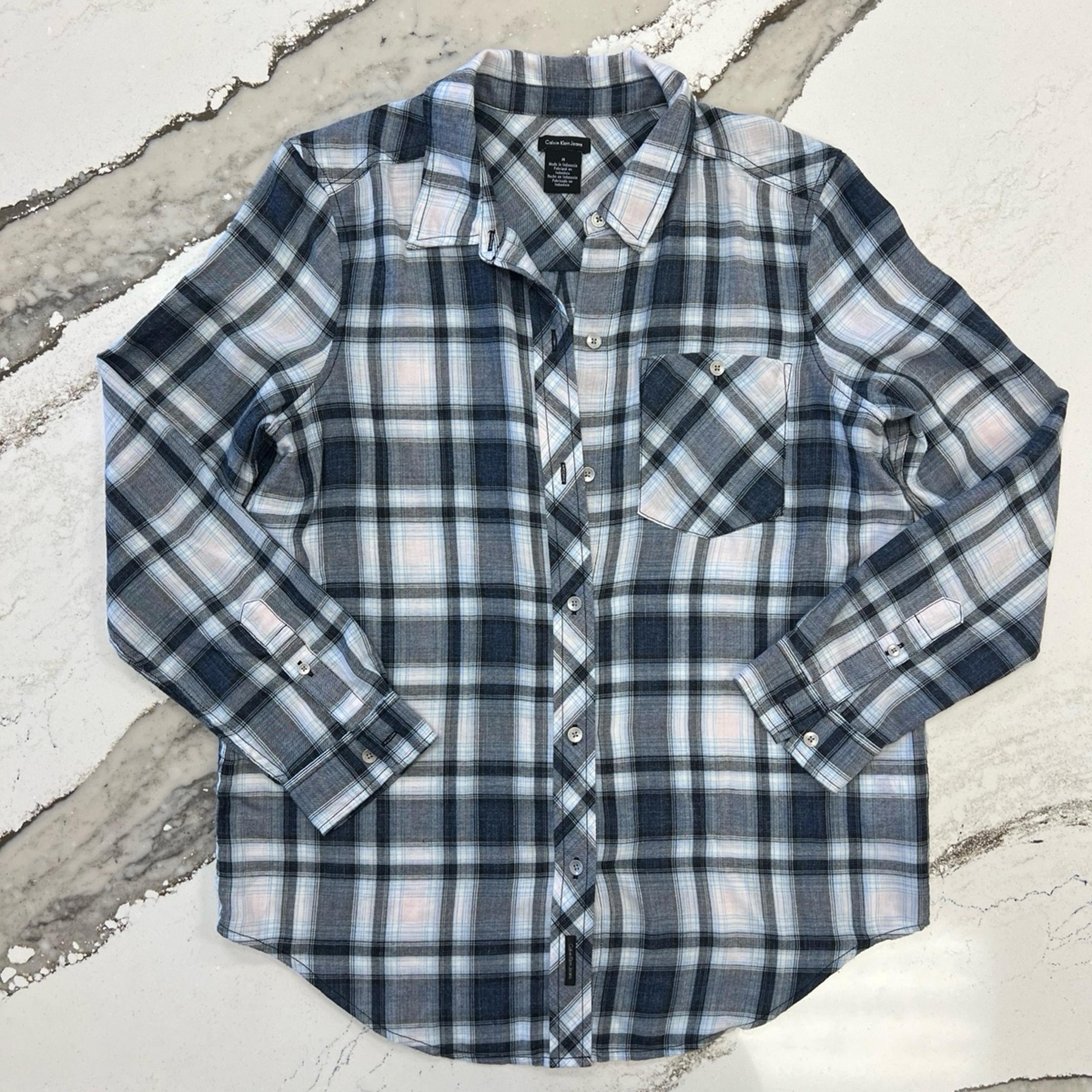 Women’s Calvin Klein long sleeve button down shirt size medium
