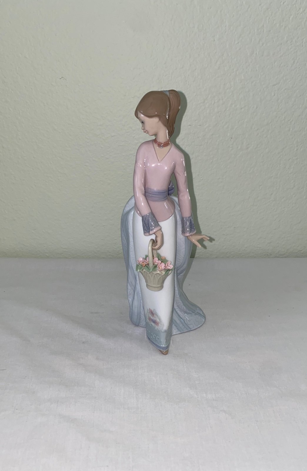 LLADRO 7622 BASKET OF LOVE GIRL FLOWERS FIGURINE MADE IN SPAIN -- RETIRED