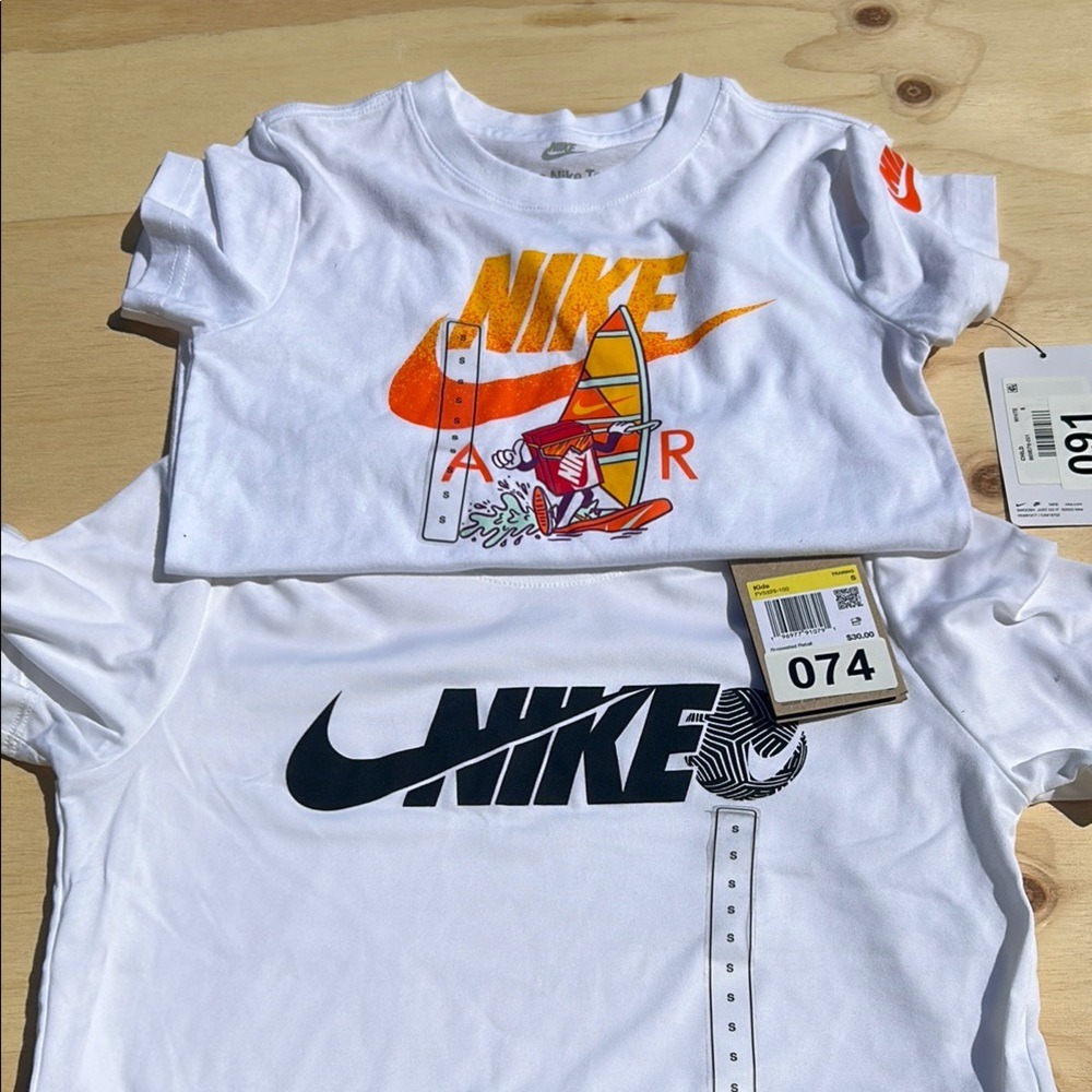 Nike Kids White Graphic T-Shirts bundle size small