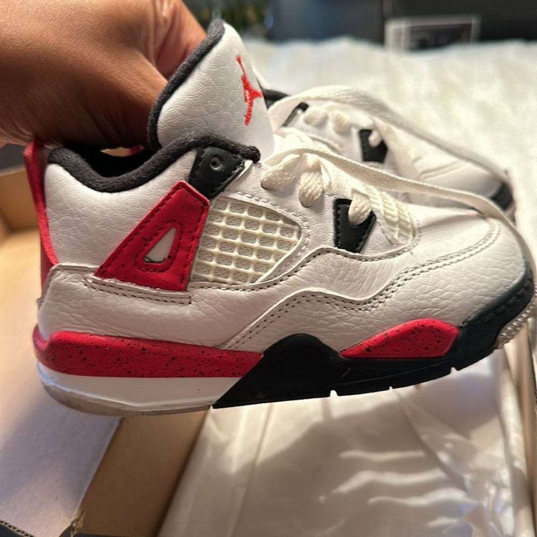 Jordan 4 retro black, red and white size 8