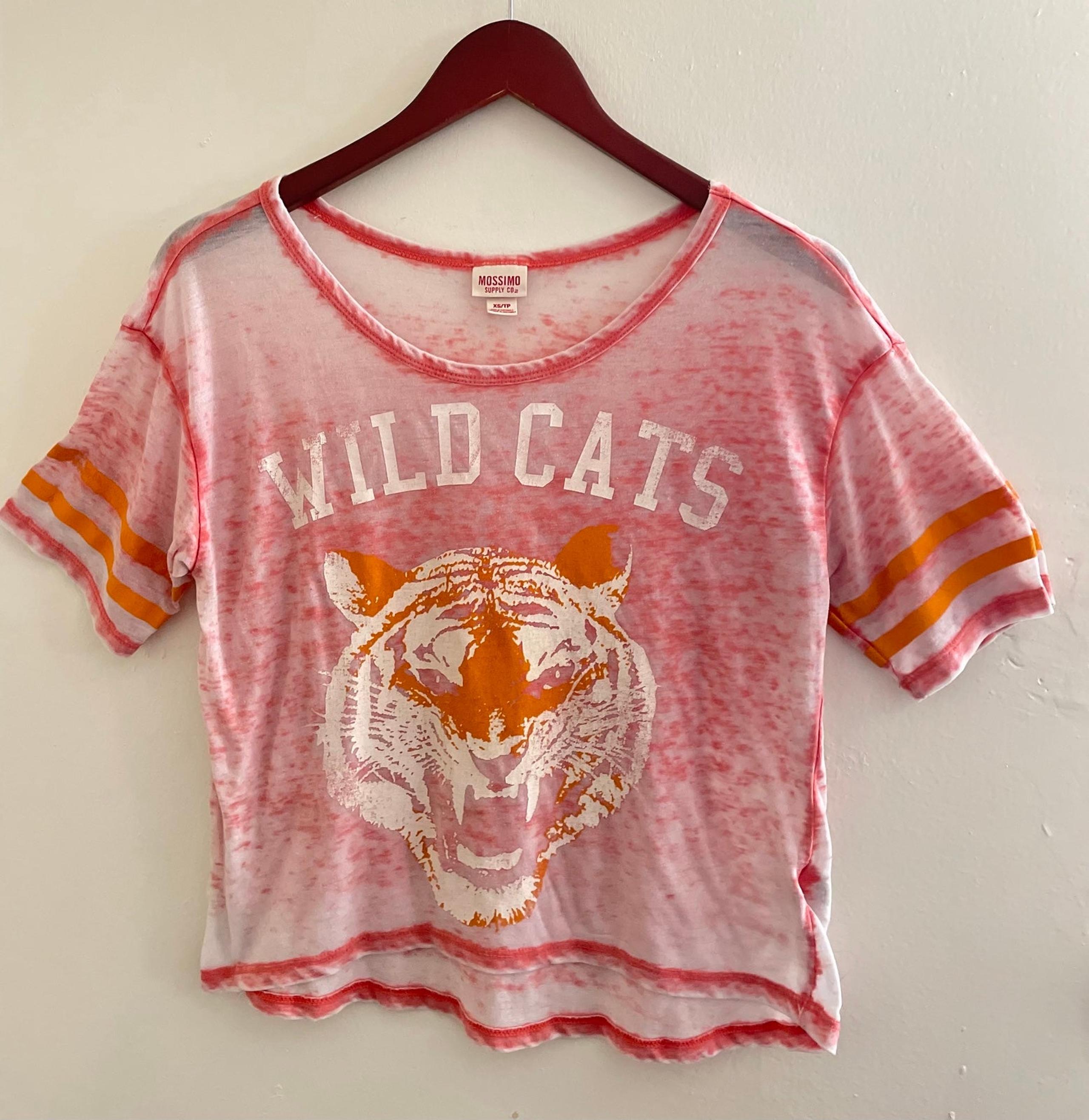 MOSSIMO “WILCATS” PRINTED SHORT SLEEVED TEE SIZE XS.