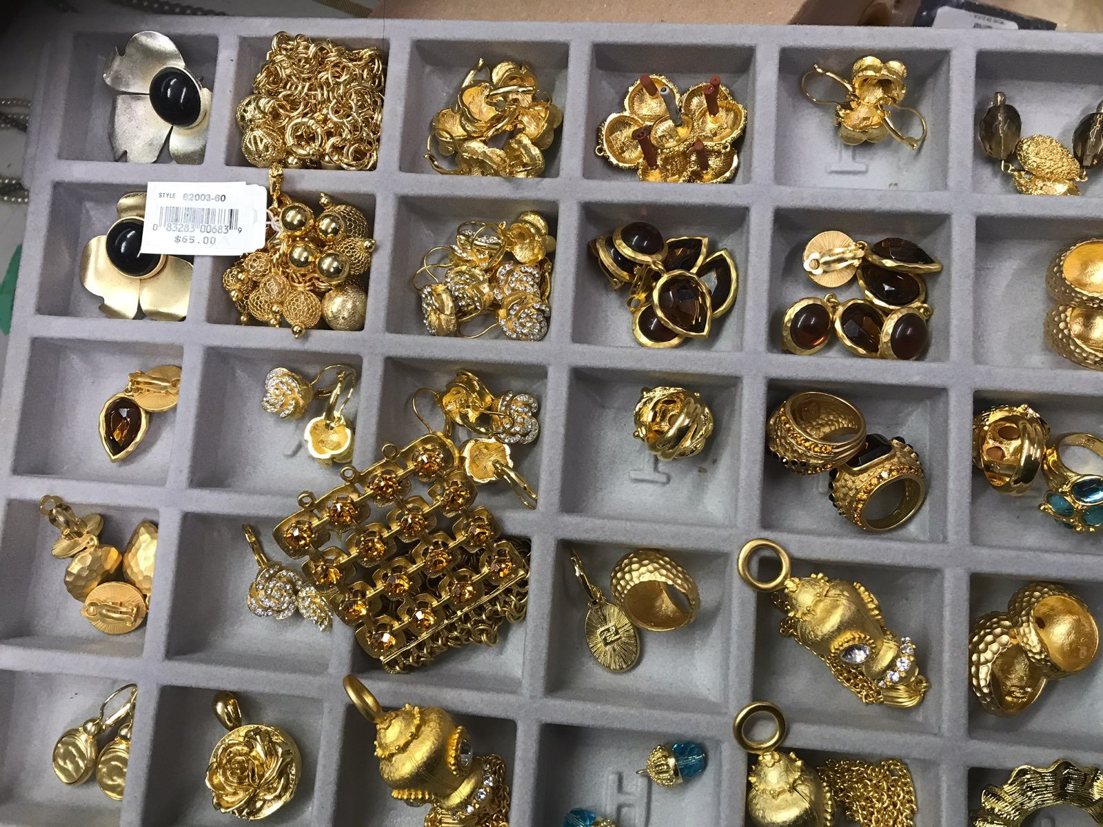 1000 items of jewelry all new vintage &