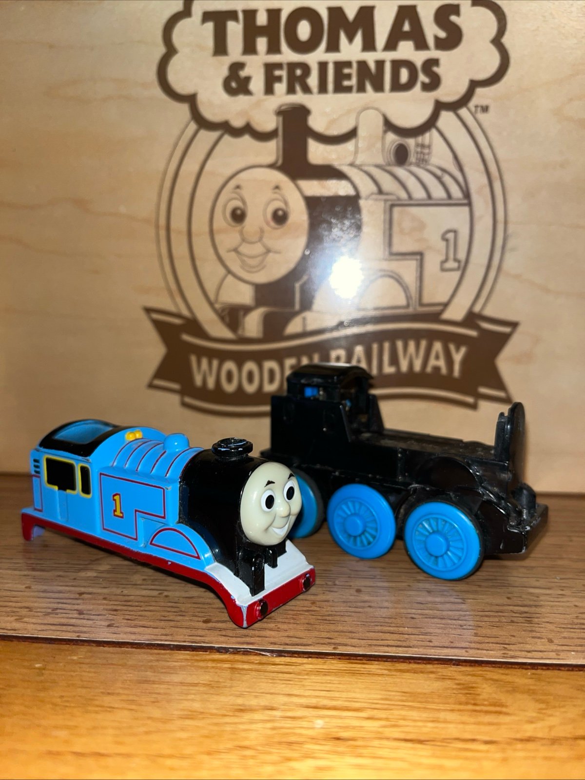 THOMAS ! THOMAS FRIENDS TRAIN WOODEN Railway BATTERY OPERATED ! MOTORIZED 2003