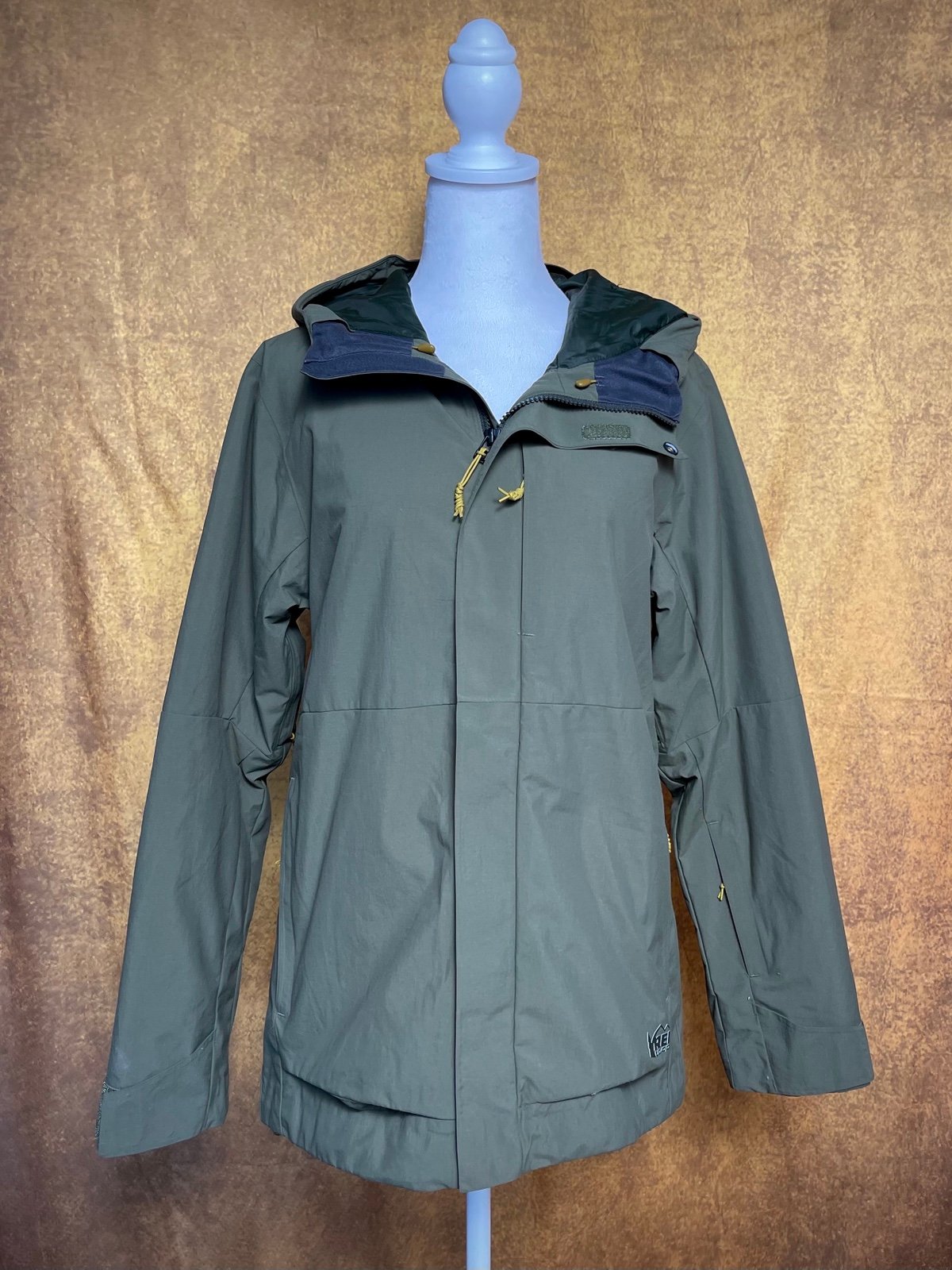 REI waterproofed puffer zip up hooded green jacket