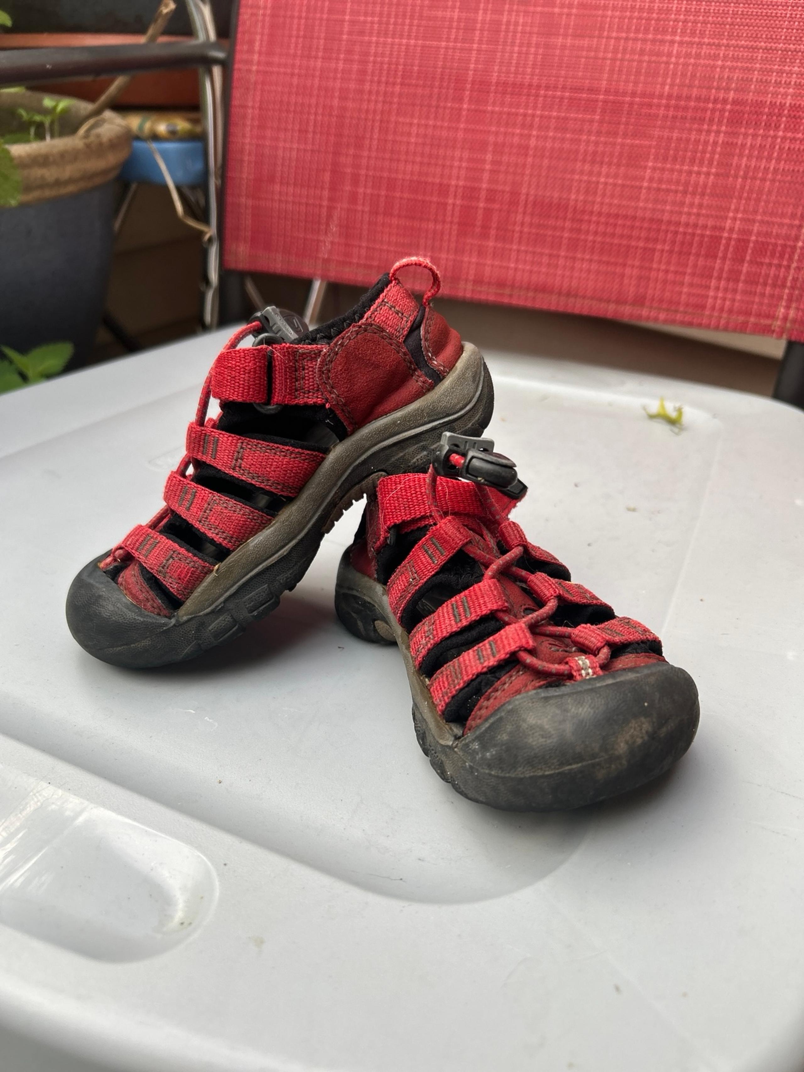 Keen Venice H2 sandals Red  boys or girls, size 9