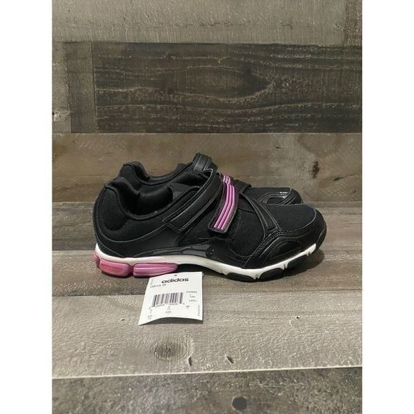 Adidas daya womens 6.5 NEW