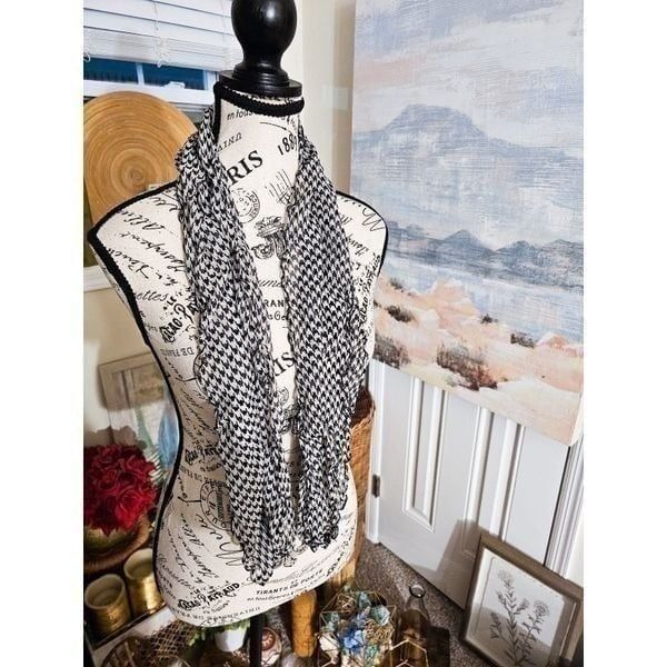 New Brooks Brothers Houndstooth Design Ruffle Lightweight Silk Scarf.