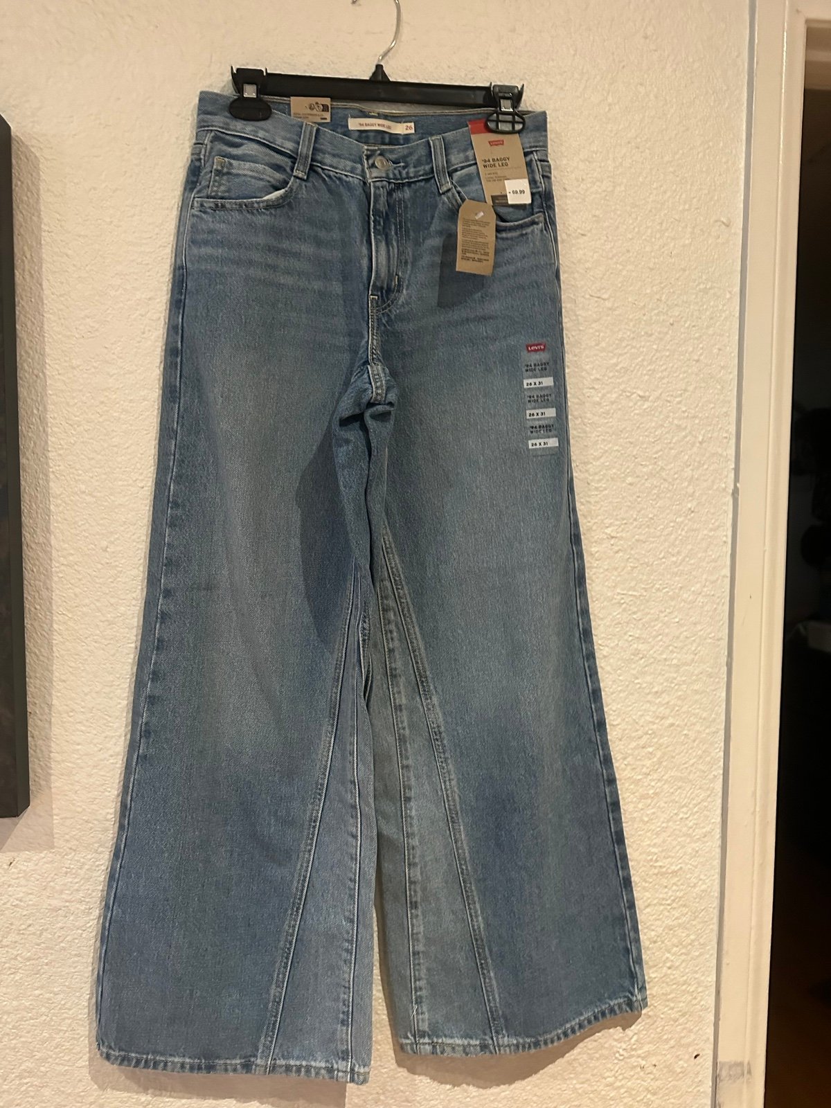 Ladies medium indigo color jeans (26x31)