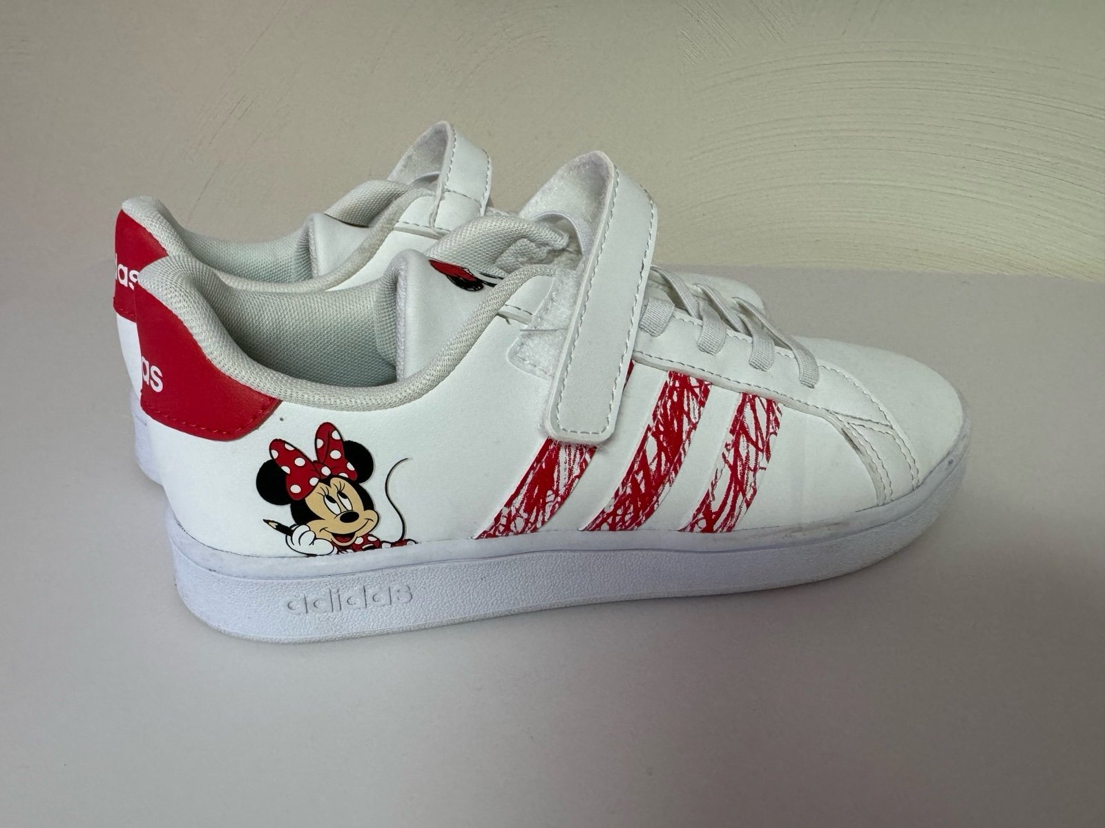 adidas grand court Minnie Mouse shoes like new
