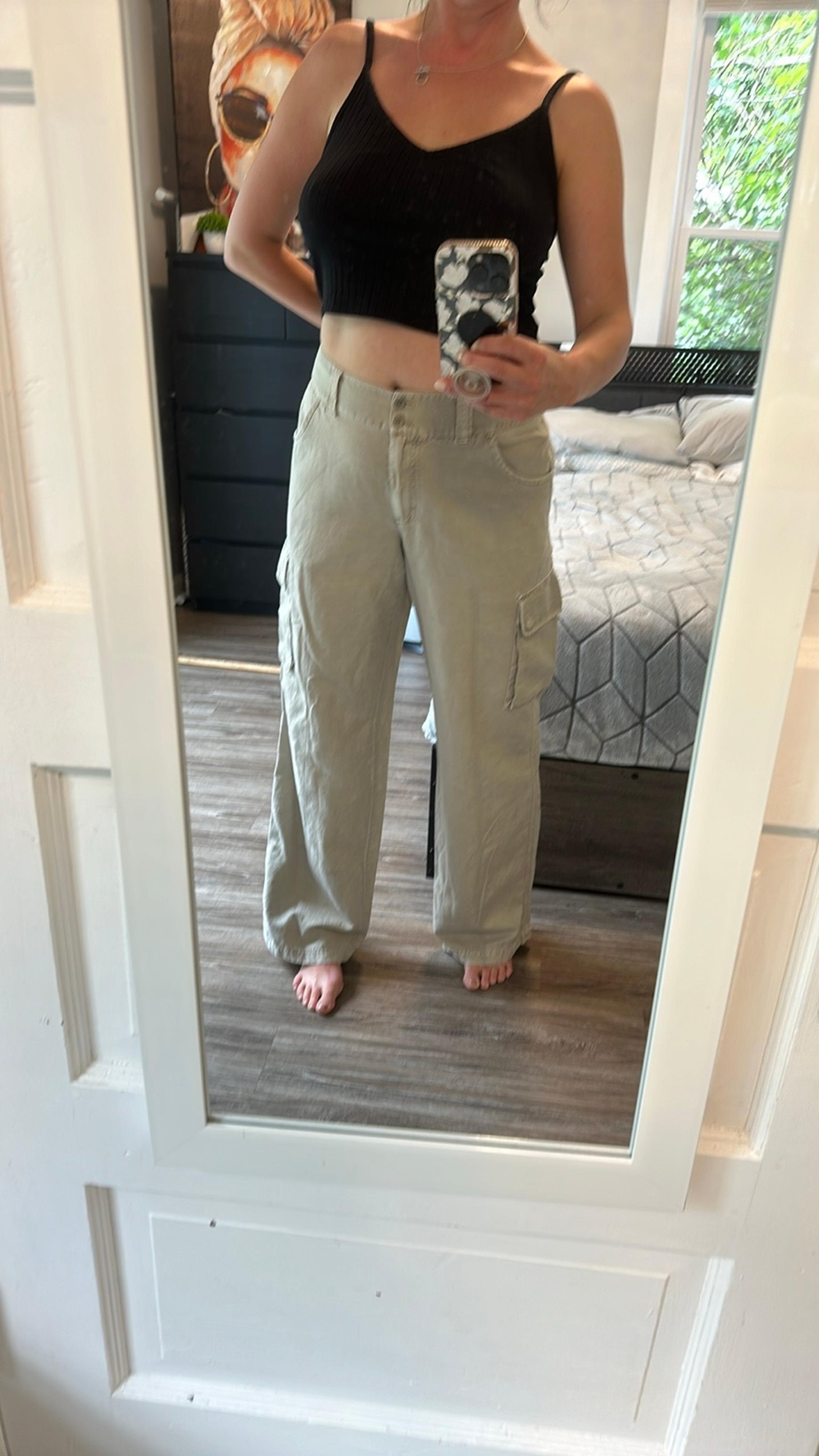 Tommy Bahama Womens Relax Audrey Fit  Cargo Pants Size 8 Tan Straight Leg