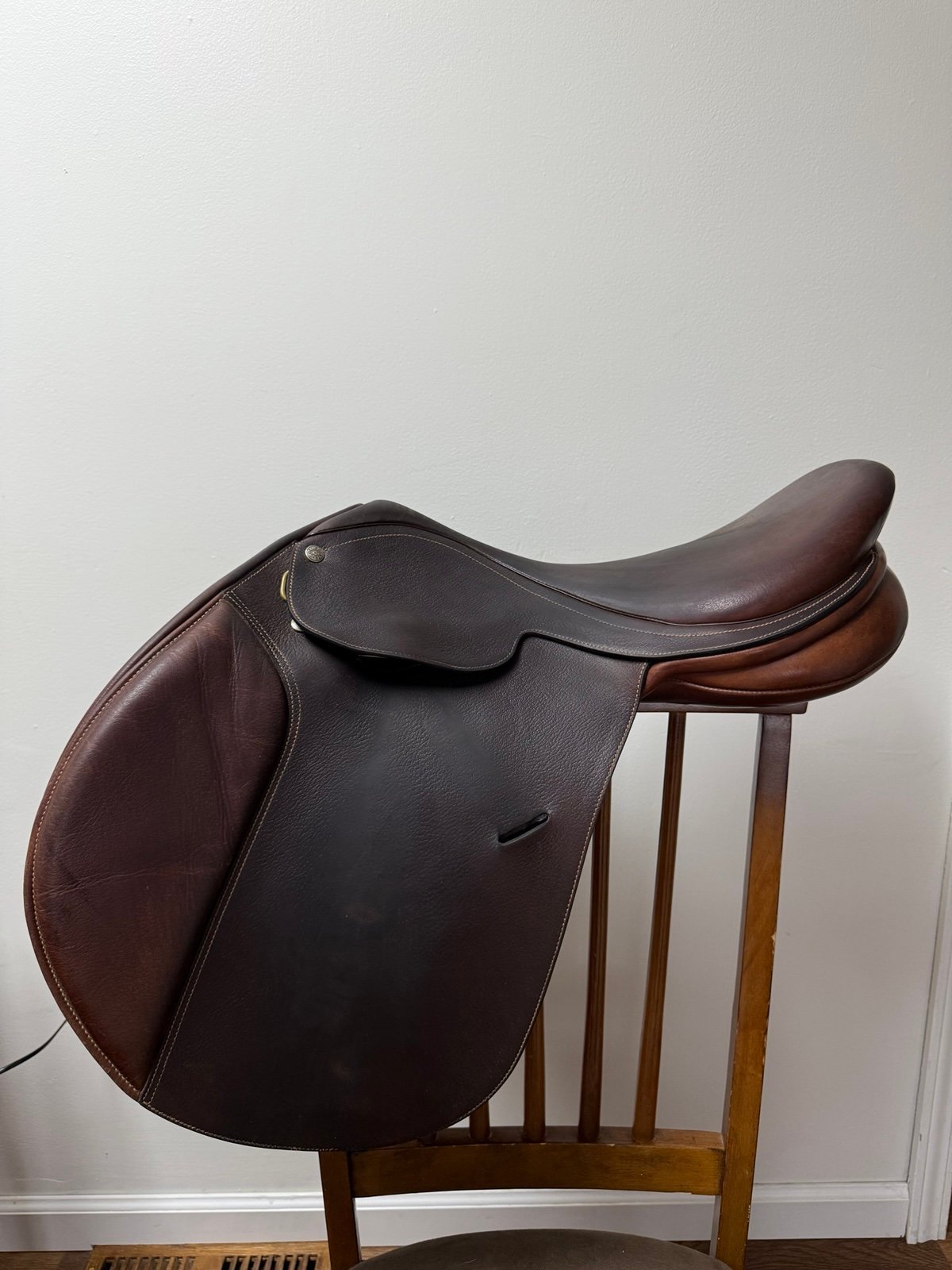Collegiate saddle