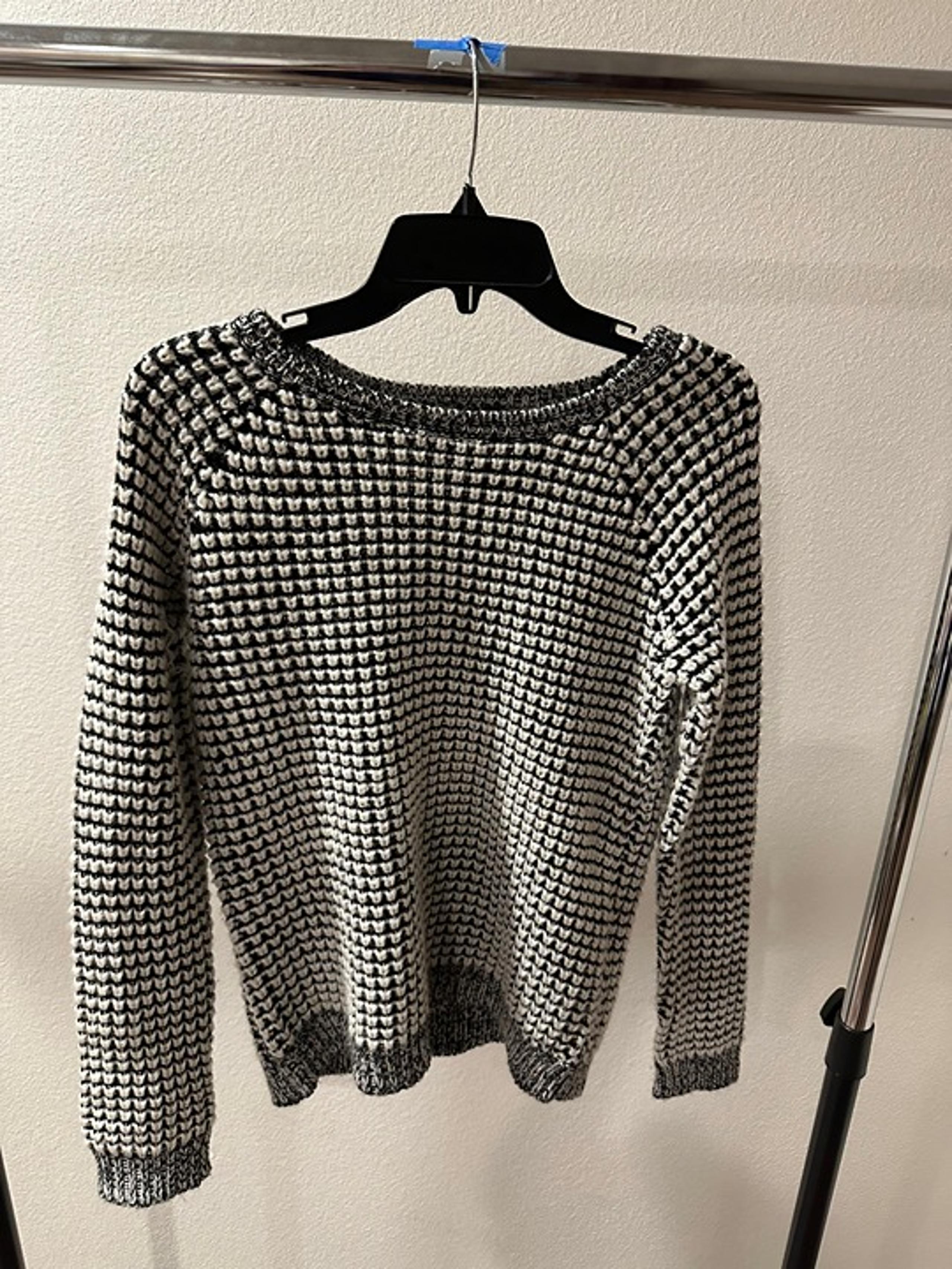 Forever 21 Black And White Sweater Size M