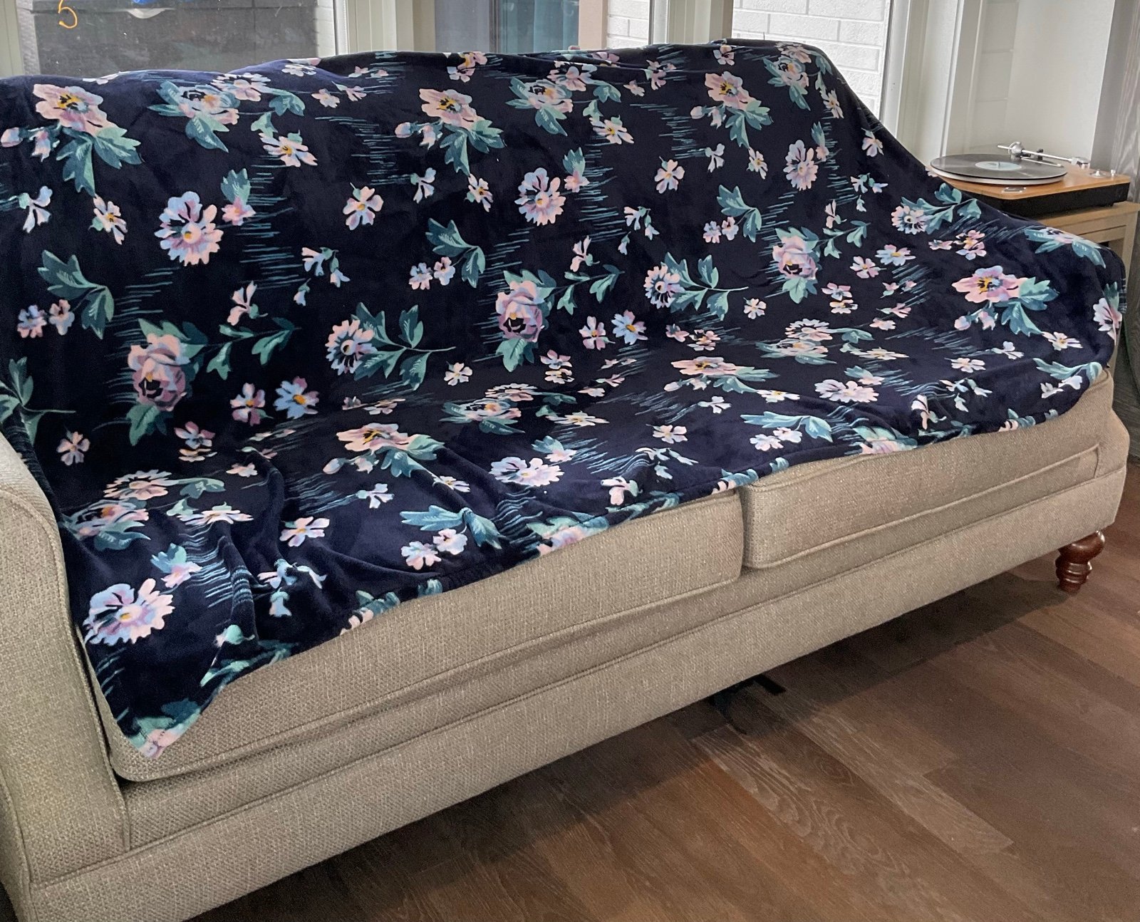 Vera Bradley Plush Throw Blanket Super soft! Navy w/ Floral Print