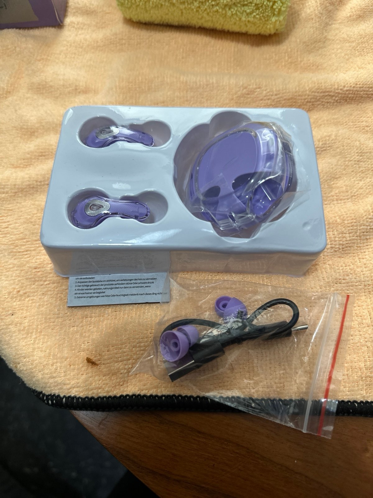 Bluetooth earbuds (purple)