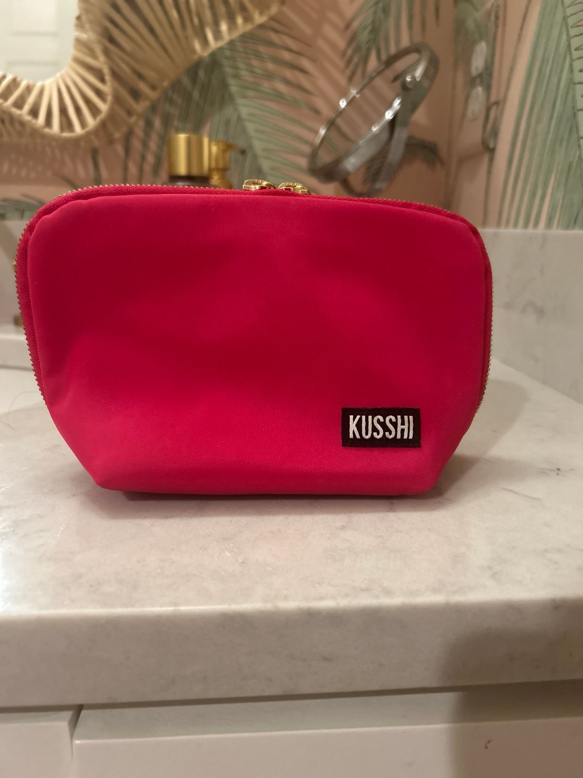 kusshi everyday makeup bag