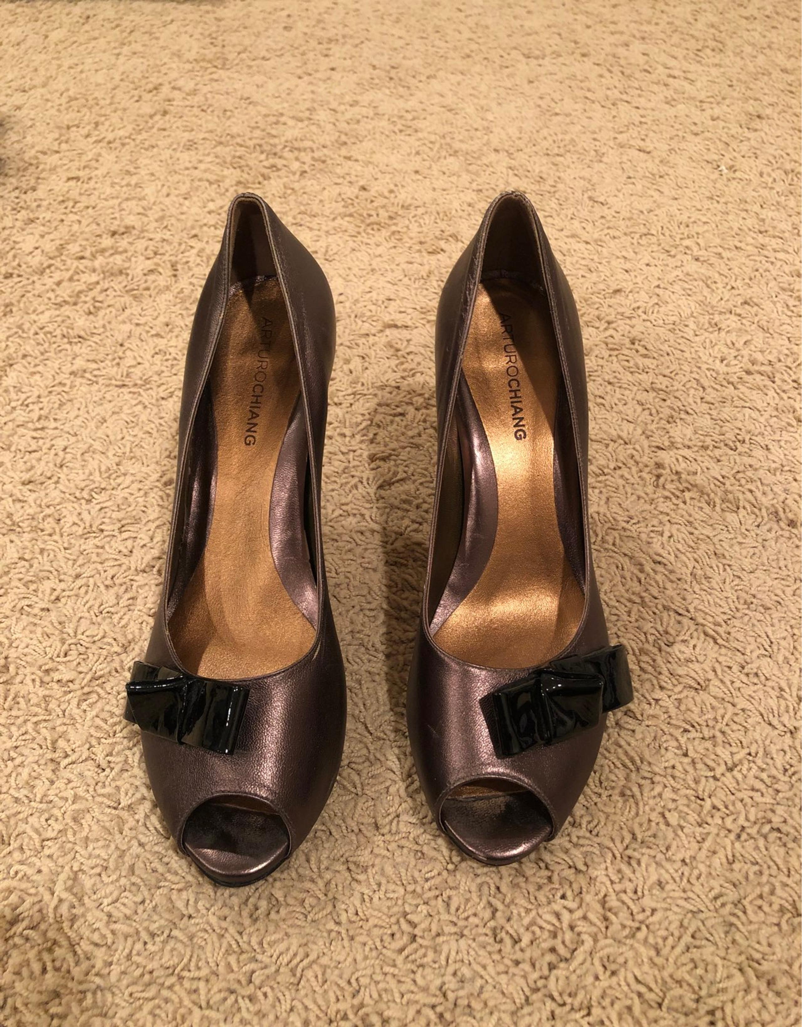 Arturo Chiang bronze peep toe pumps