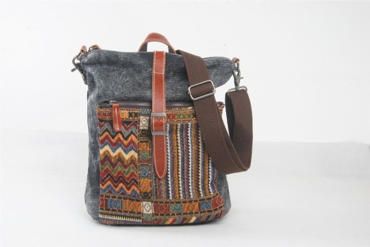 New Design Girl Leisure Emrbroidary Leather Backpack Canvas Rucksack