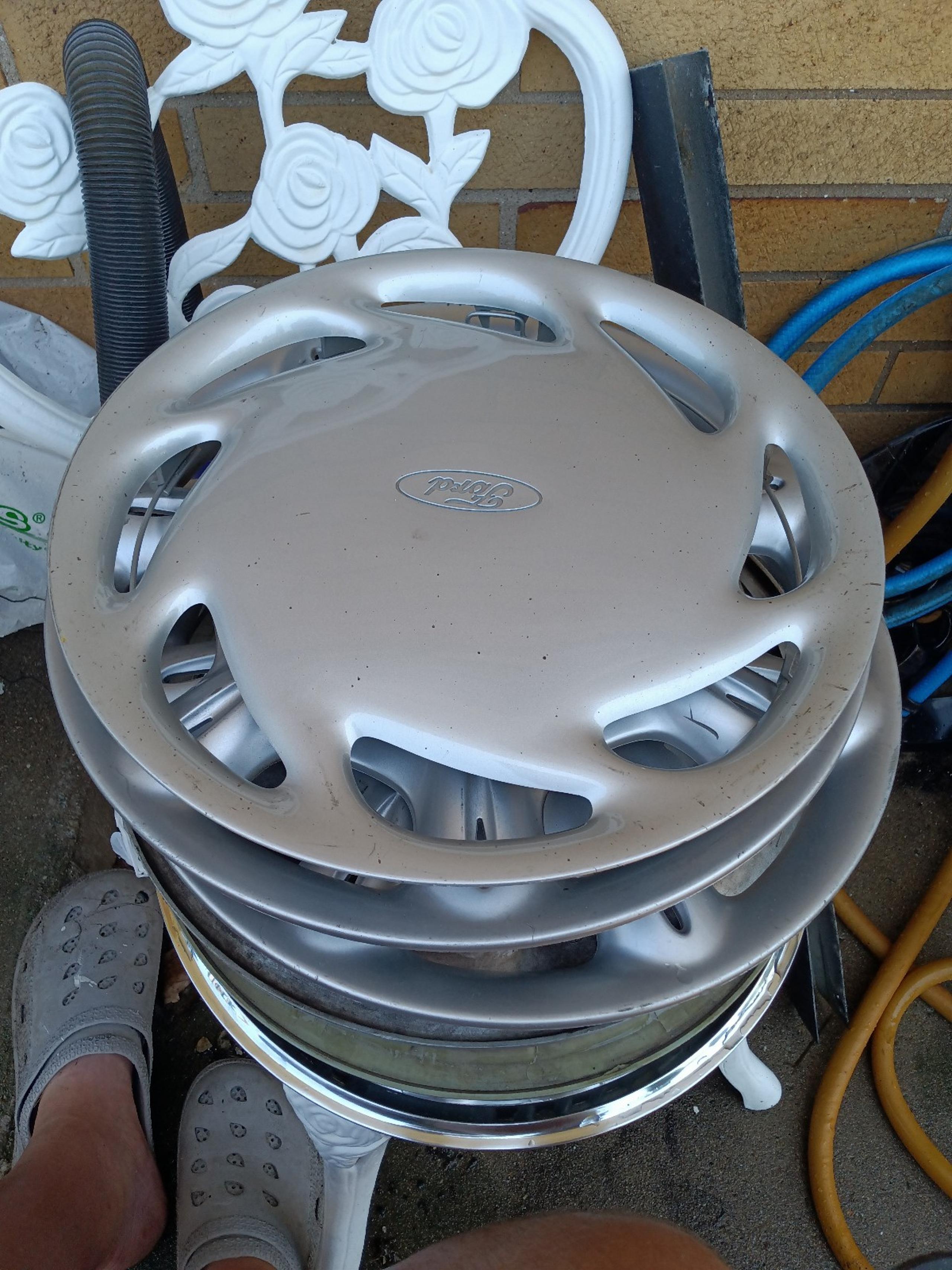 13" Ford escort hubcap