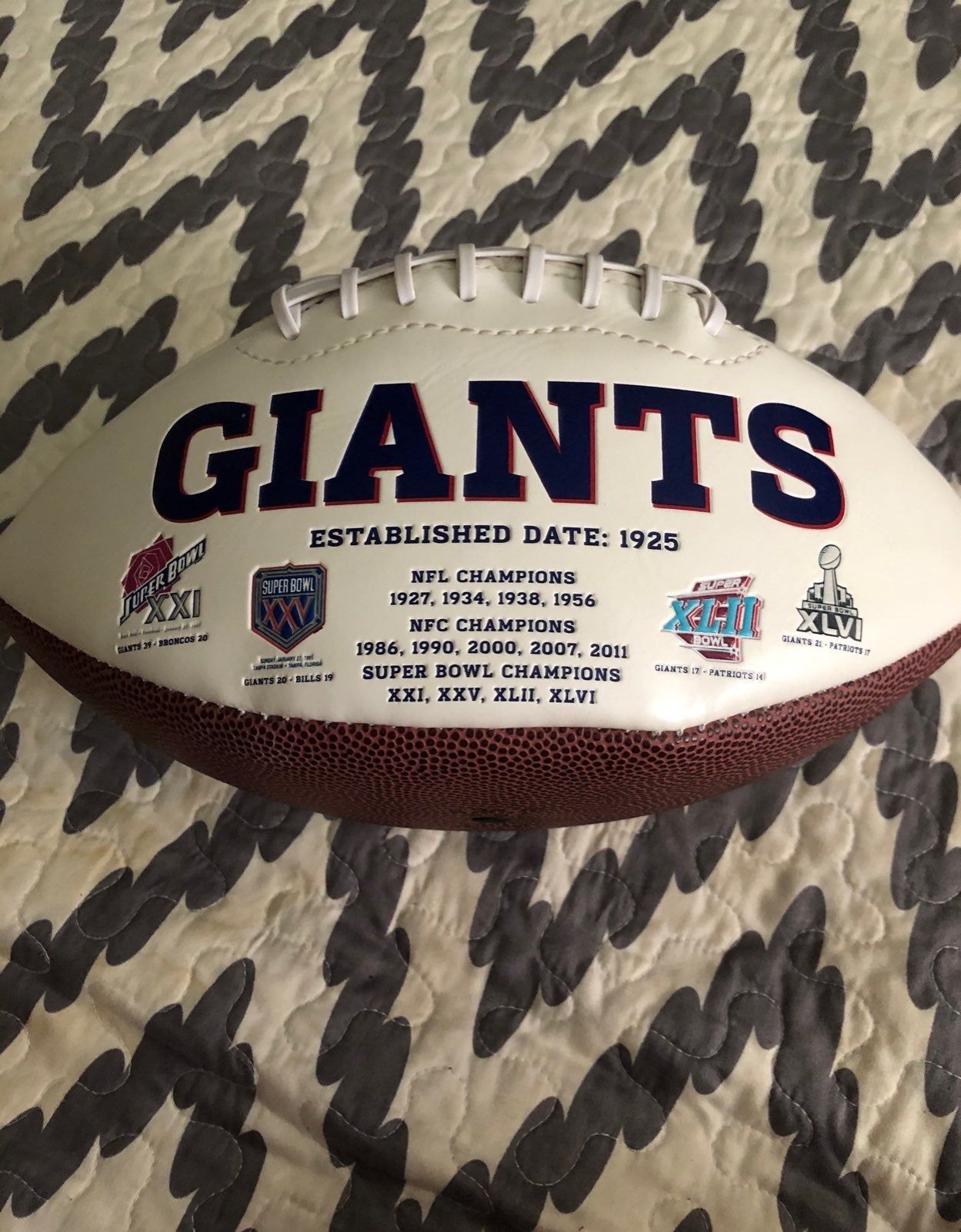 NY Giants Display football and Hat