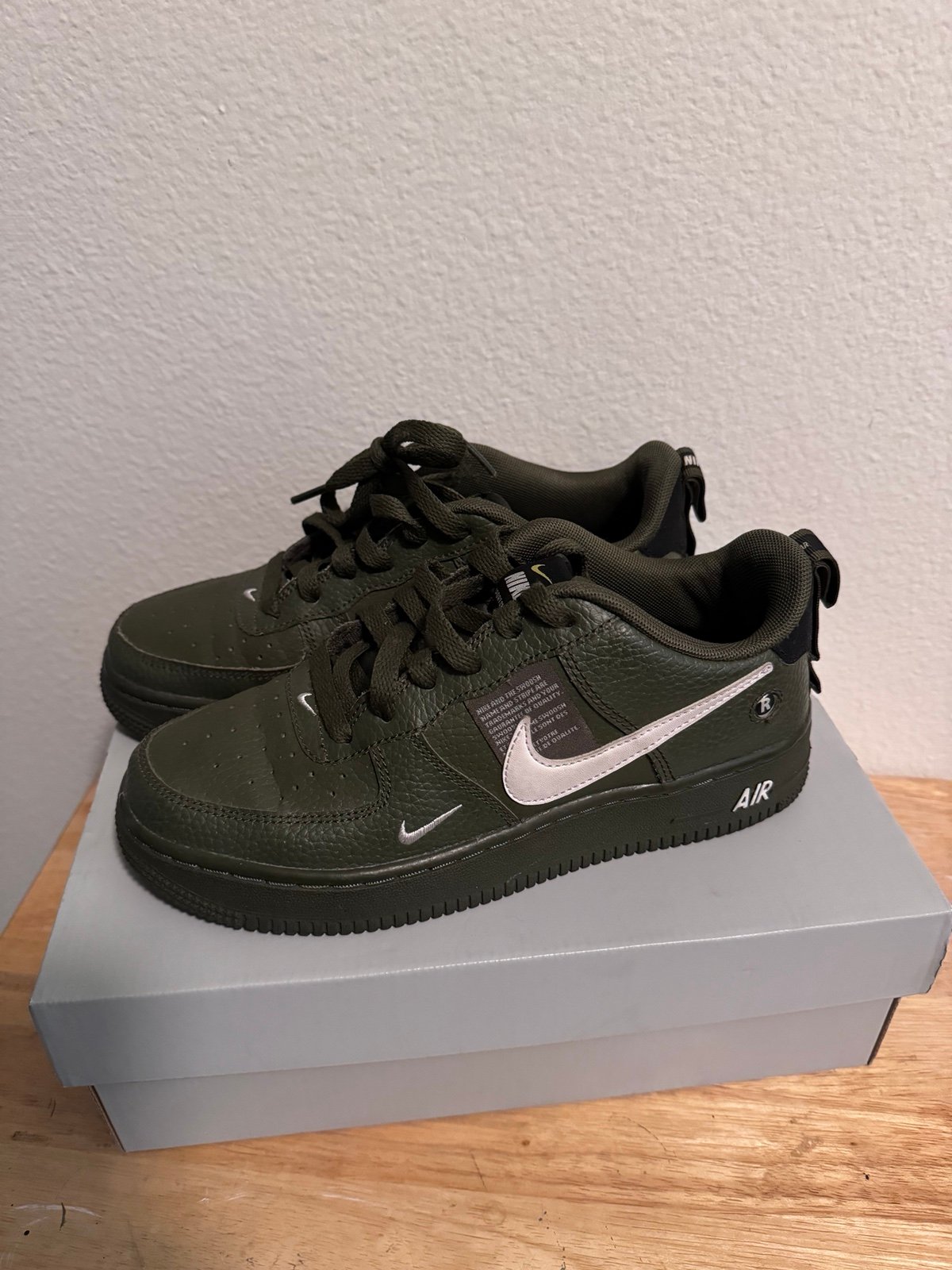 NIKE Air Force 1 '07 LV8 Overbranding Sz 5 Youth AJ7747-300 Olive Green