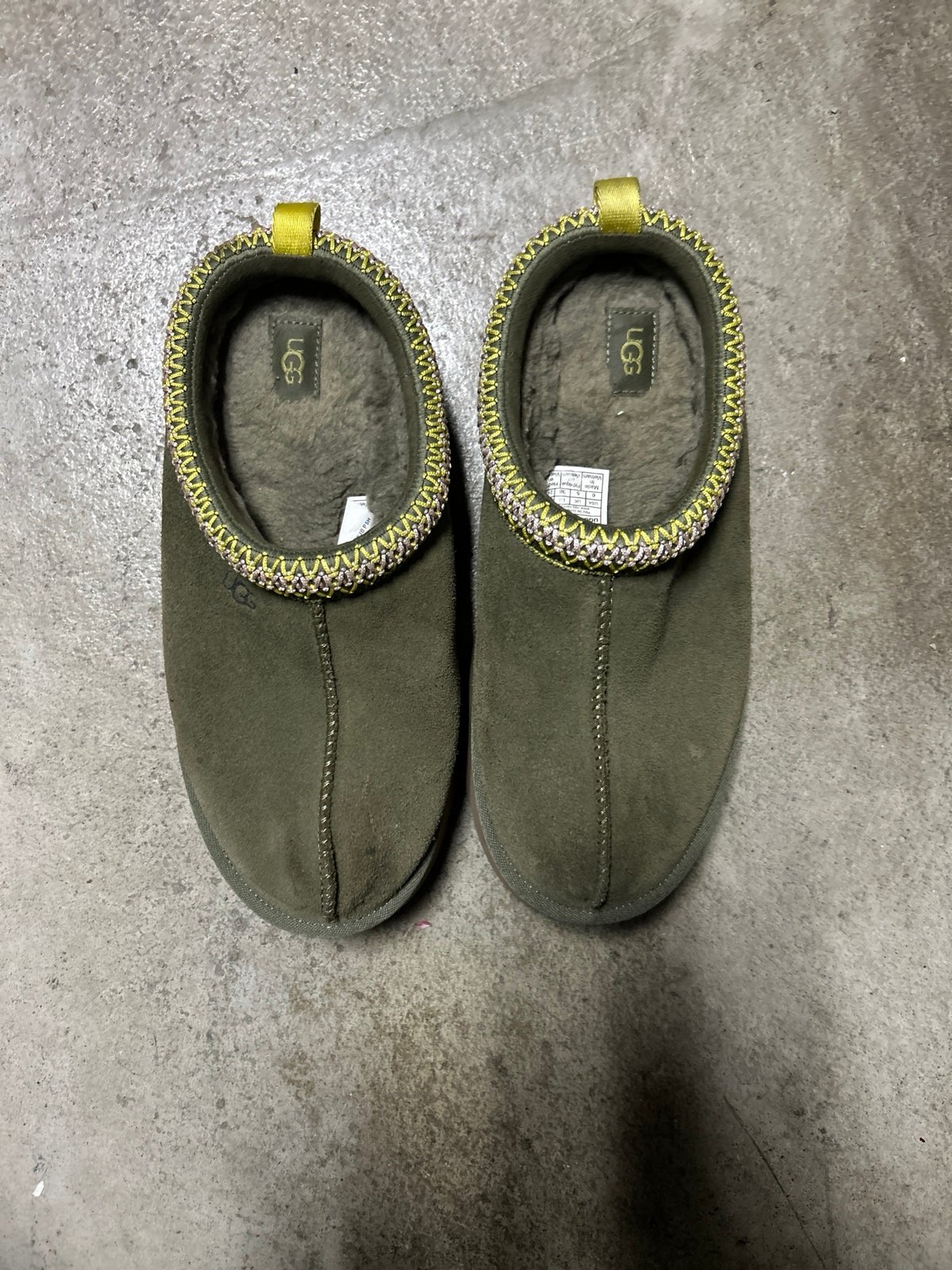 Olive Ugg kids Tazz slipper size 6