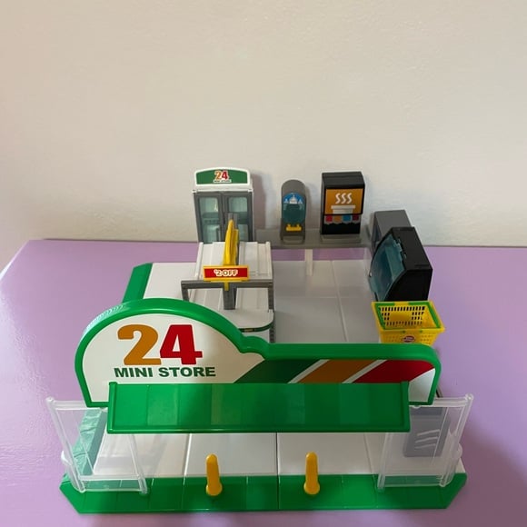 5 Surprise Mini Brands - Mini Convenience Store Playset by ZURU
