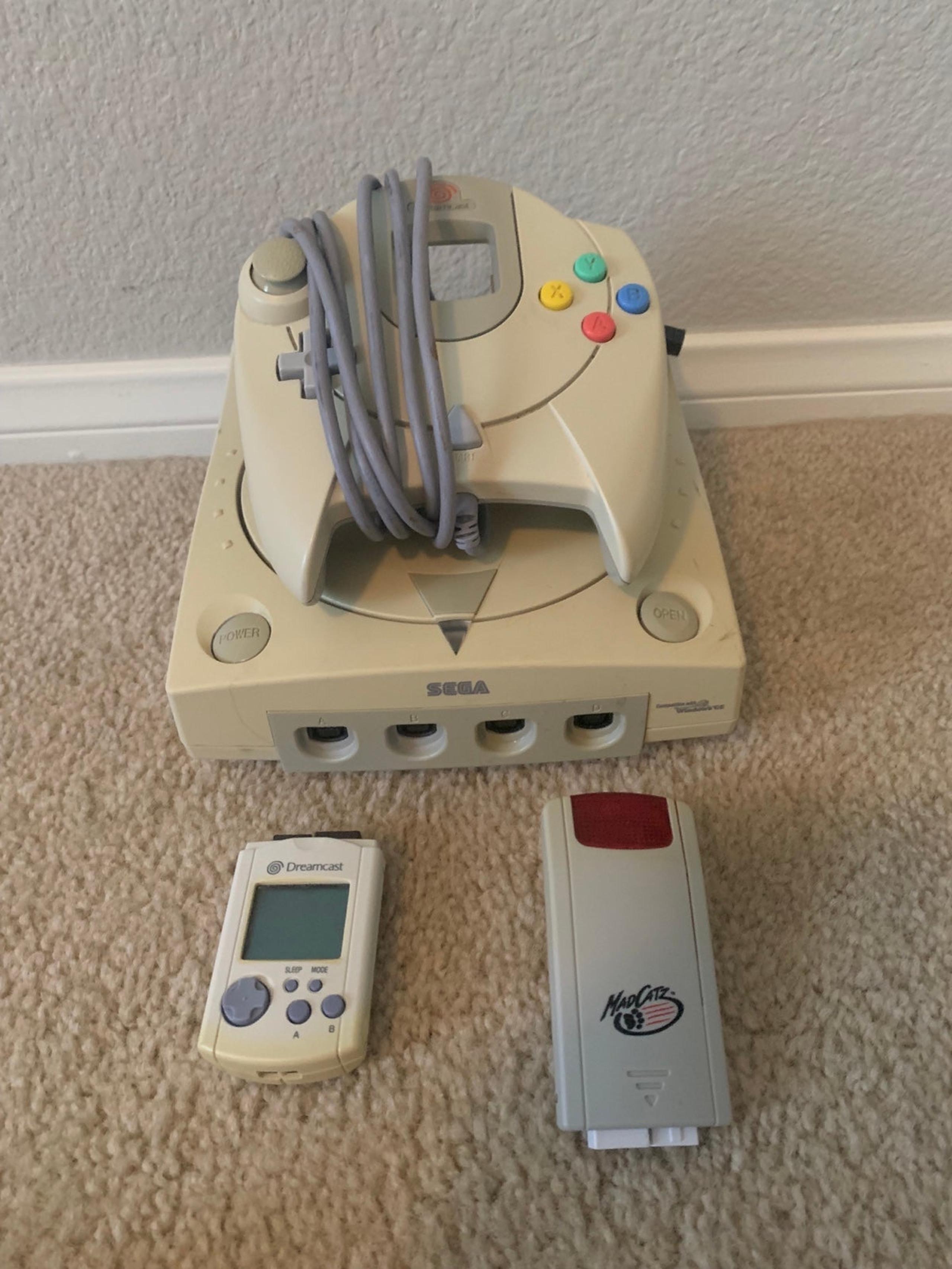 Sega Dreamcast Console w/ 1 Controller, VMU and Mad Catz Tremor Pack