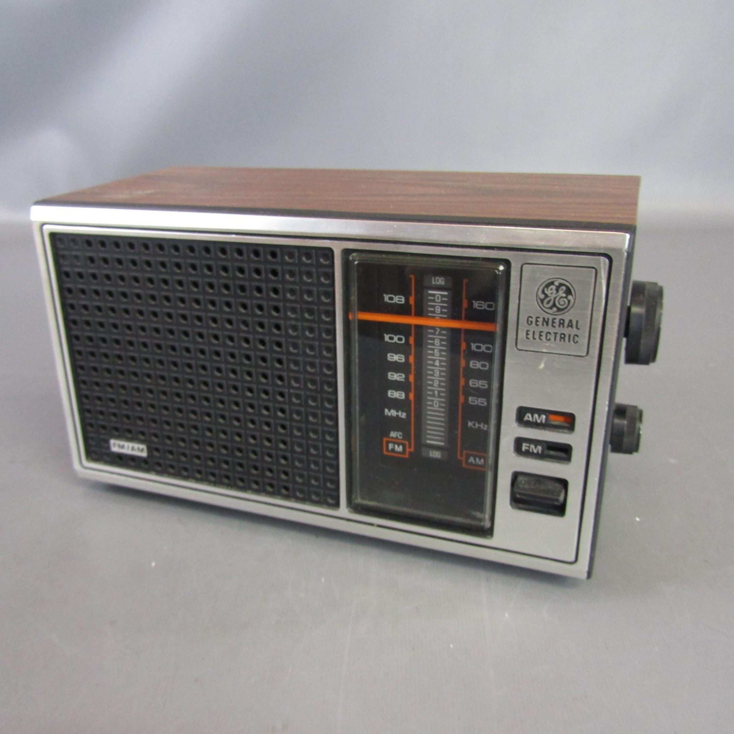 General Electric Radio AM/FM Portable Wood Grain Finish Vintage Model 7-4115B