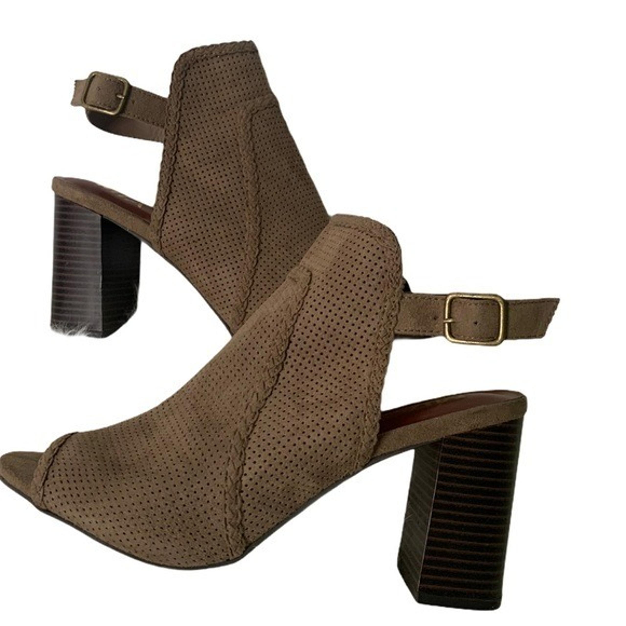 Pat cut-out brown bootie