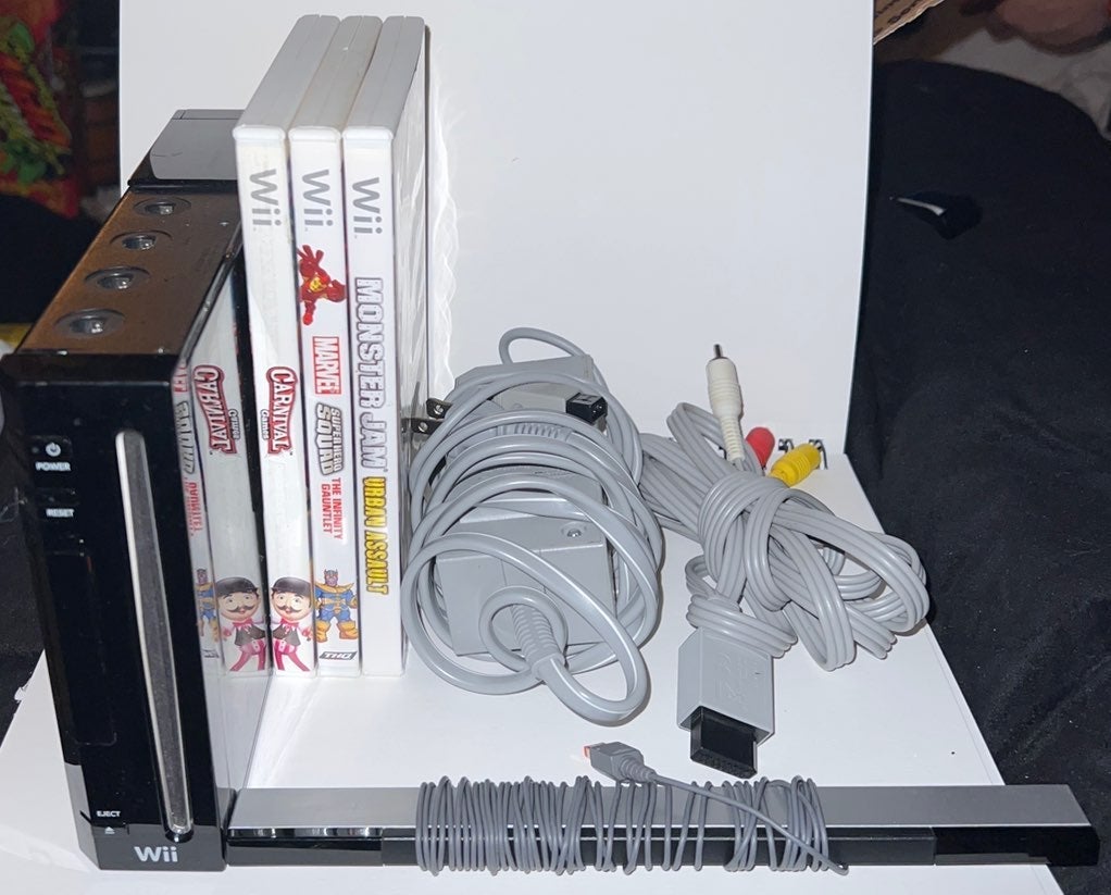 Wii Black Console Bundle with 3 Games and Cables - Used, TESTED/working