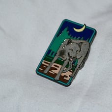 Yellowstone National Park Half Moon Wolf Lapel Pin Badge rare Vintage w5a1