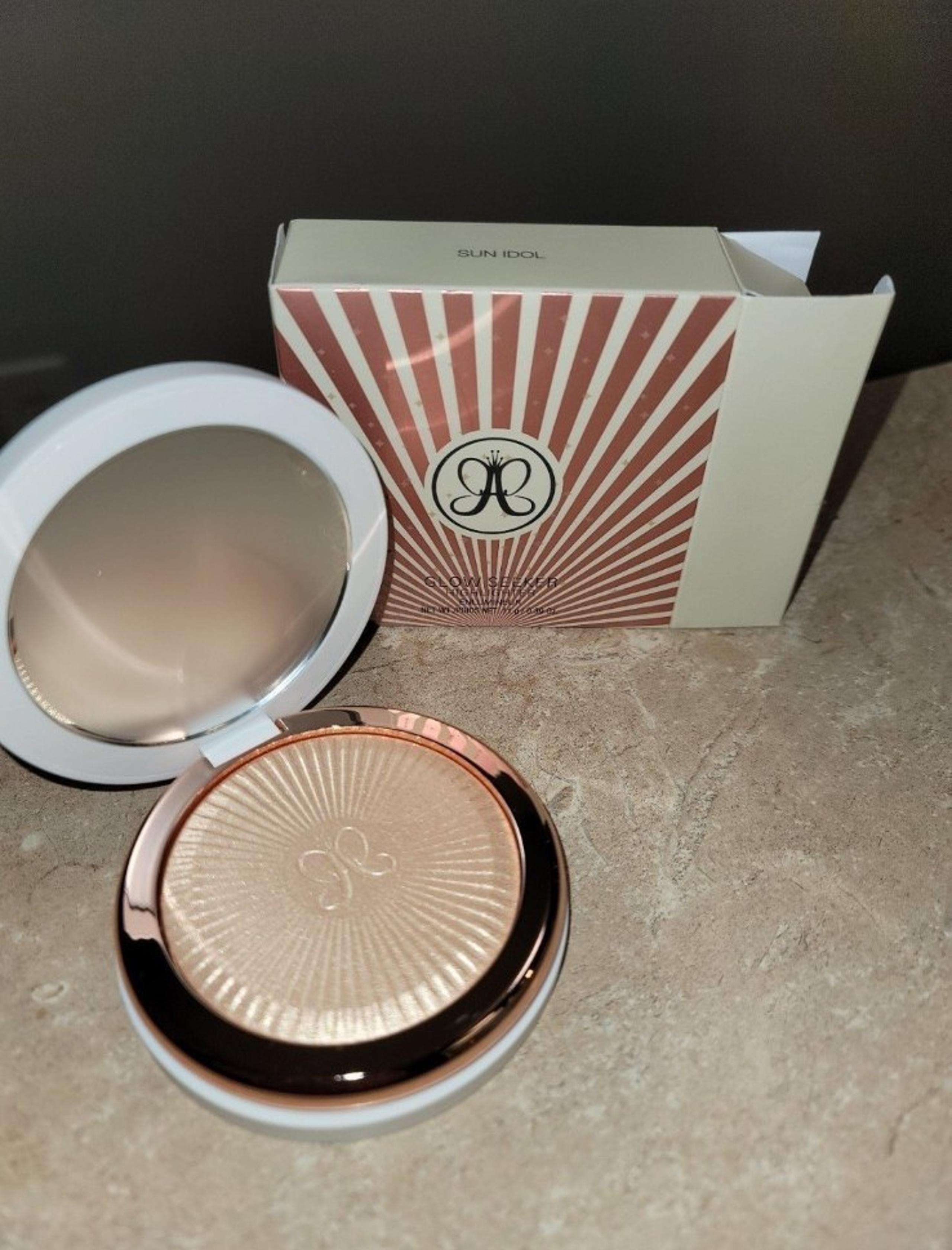 Anastasia Beverly Hills glow seeker highlighter